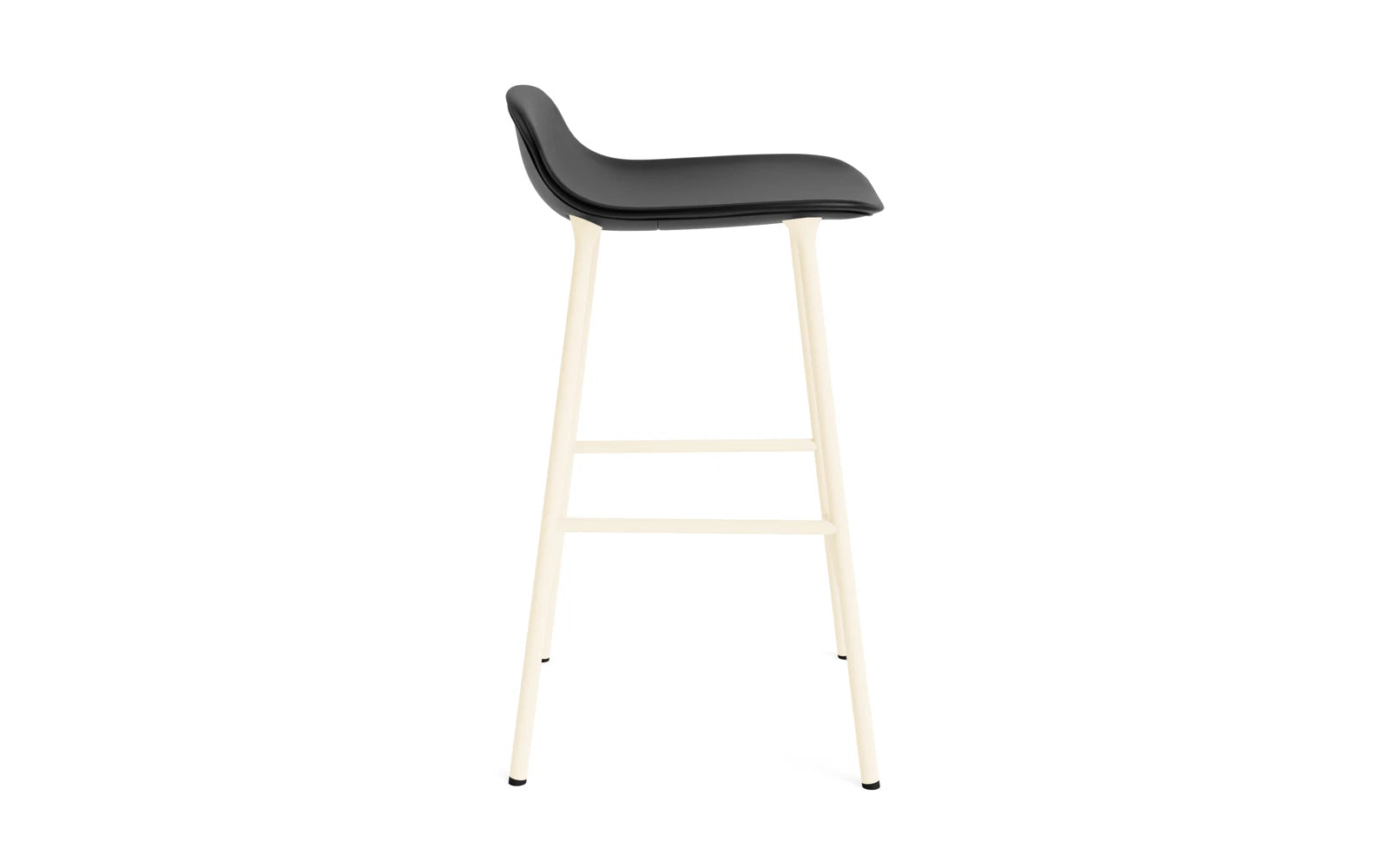 Genießen Sie den eleganten Form Barstuhl 65 cm in creme mit hochwertiger Polsterung und stabilem Stahl von Normann Copenhagen – ideal für stilvolle Bars.