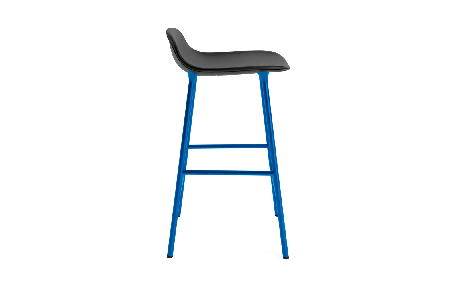 Entdecken Sie den gepolsterten Form Barstuhl 65 cm in strahlendem Blau von Normann Copenhagen – ein elegantes Designhighlight für Ihr Zuhause.