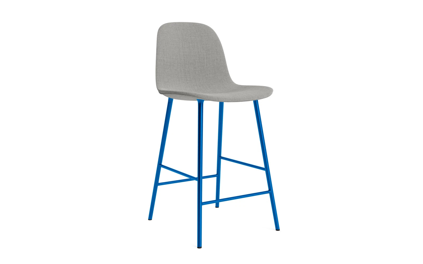 Entdecken Sie den Form Barstuhl 65 cm in lebhaftem Blau von Normann Copenhagen. Gepolstert und elegant, ideal für moderne Wohnräume.