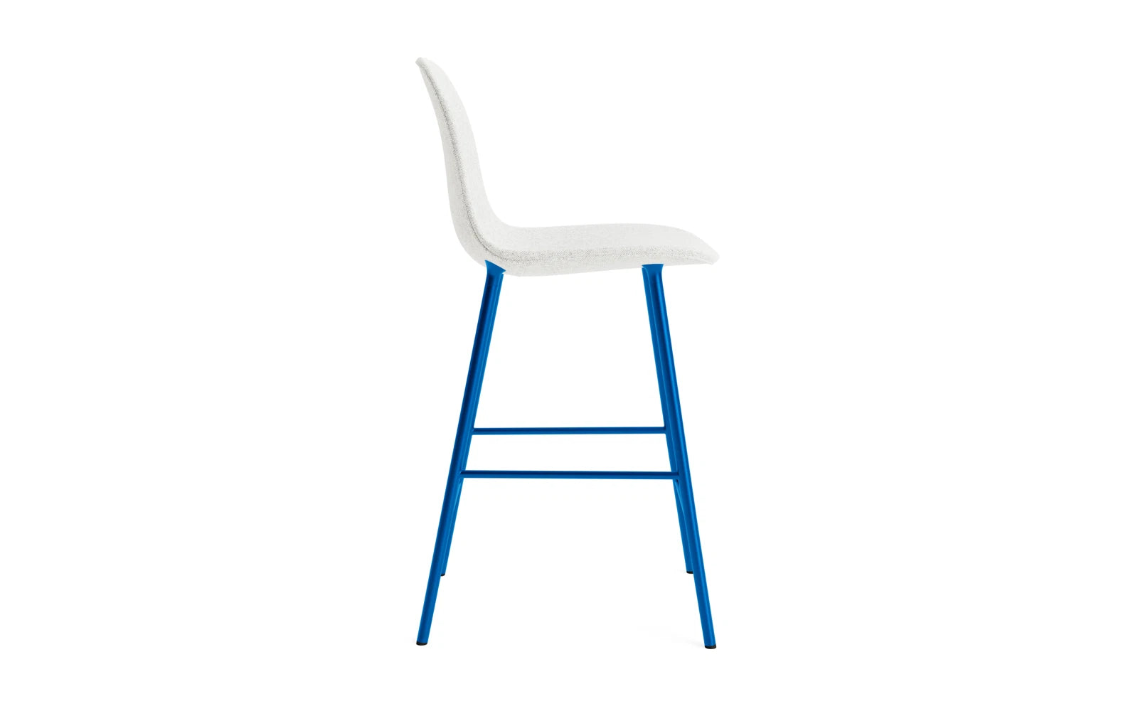 Entdecken Sie den Form Barstuhl 65 cm in leuchtendem Blau von Normann Copenhagen – ein stilvolles Möbelstück, das Komfort und modernes Design vereint!