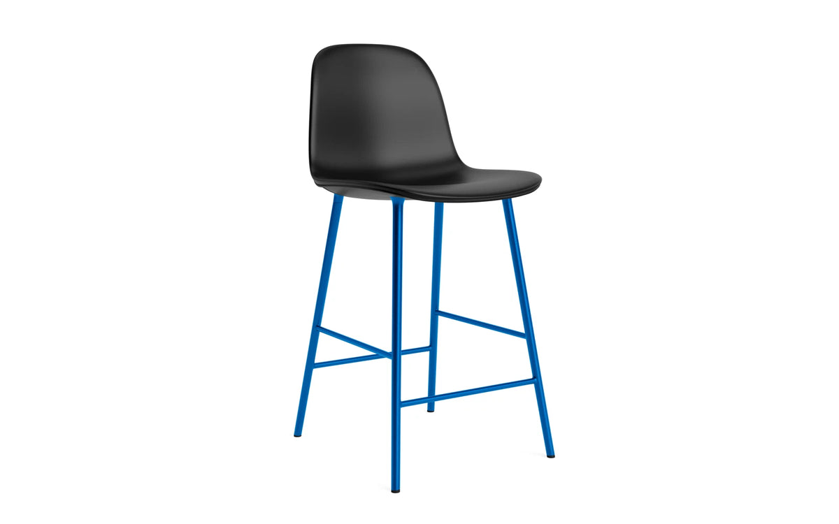 Form Barstuhl 65 cm gepolstert Leuchtendes Blau stahl/Ultra leder in Ultra 41599 präsentiert im Onlineshop von KAQTU Design AG. Barstuhl ist von Normann Copenhagen