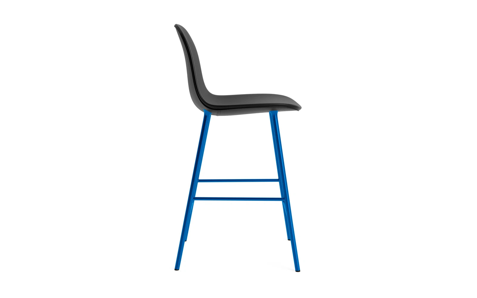 Entdecken Sie den Form Barstuhl 65 cm in strahlendem Blau von Normann Copenhagen – ein elegantes, gepolstertes Design für jeden modernen Raum.