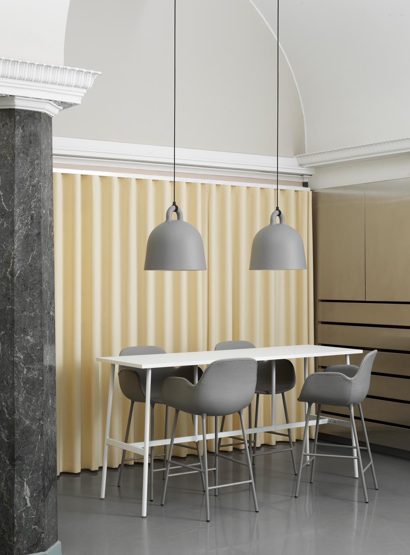 Erleben Sie den stilvollen Form Barstuhl mit Armlehne in gepolstertem Hellgrau. Perfekt für moderne Küchen und Bars, vereint er Komfort und Design.