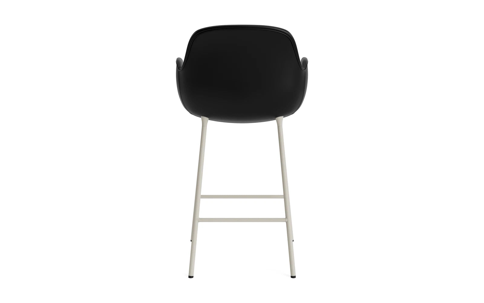 Erleben Sie den stilvollen Form Barstuhl mit Armlehne in Hellgrau. Gepolstert für höchsten Komfort, vereint er skandinavisches Design und Funktionalität.