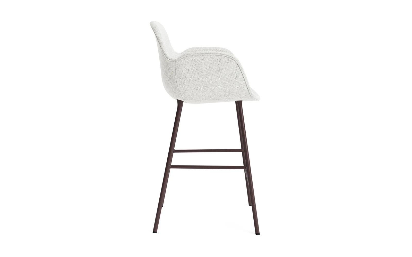 Der Form Barstuhl mit Armlehne von Normann Copenhagen vereint elegantes Design und hohen Sitzkomfort in stilvollem Braun. Ideal für jede Einrichtung.