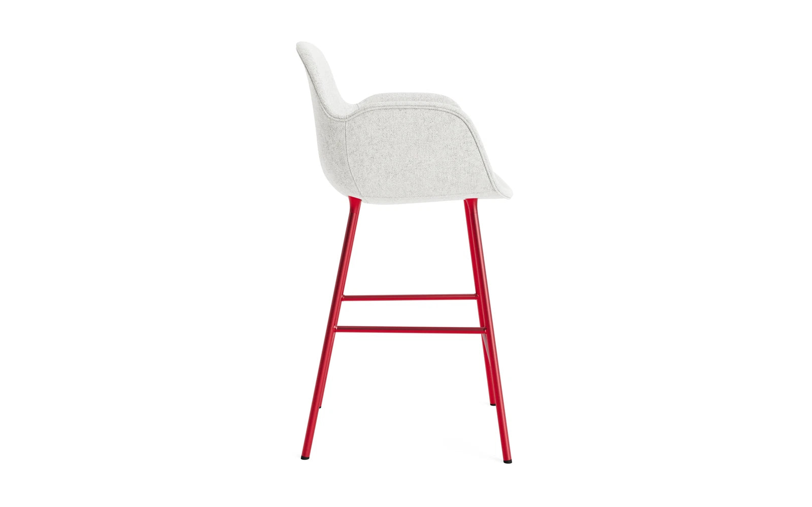 Entdecken Sie den Form Barstuhl mit Armlehne in leuchtendem Rot von Normann Copenhagen. Gepolstert, elegant und ideal für jeden Raum.