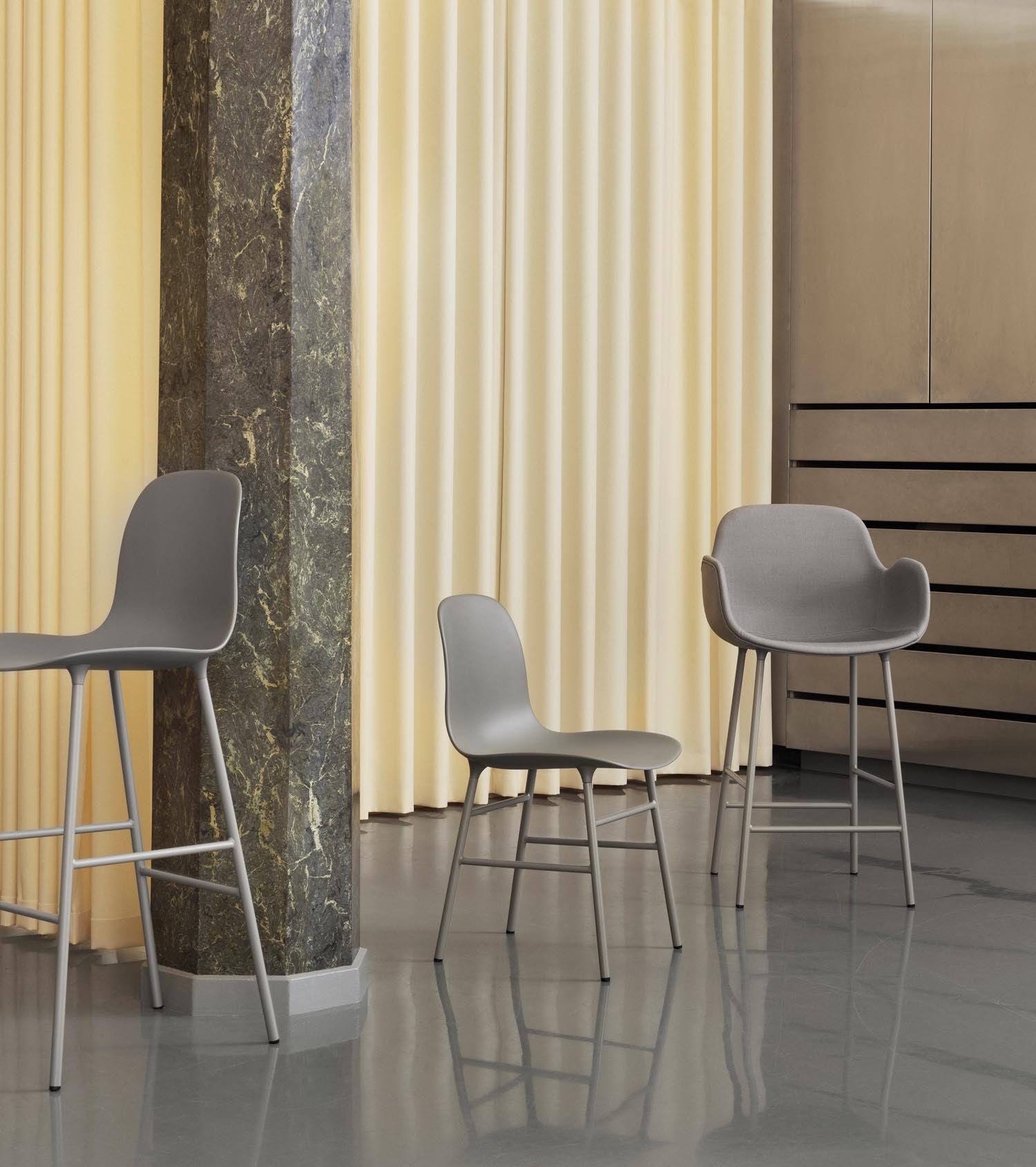 Entdecken Sie den leuchtend roten Form Barstuhl mit Armlehne von Normann Copenhagen. Gepolstert und stilvoll, ideal für jedes moderne Zuhause.