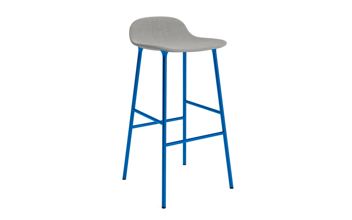 Form Barstuhl 75 cm gepolstert Stahl leuchtendes blau Remix in Remix 133 präsentiert im Onlineshop von KAQTU Design AG. Barstuhl ist von Normann Copenhagen