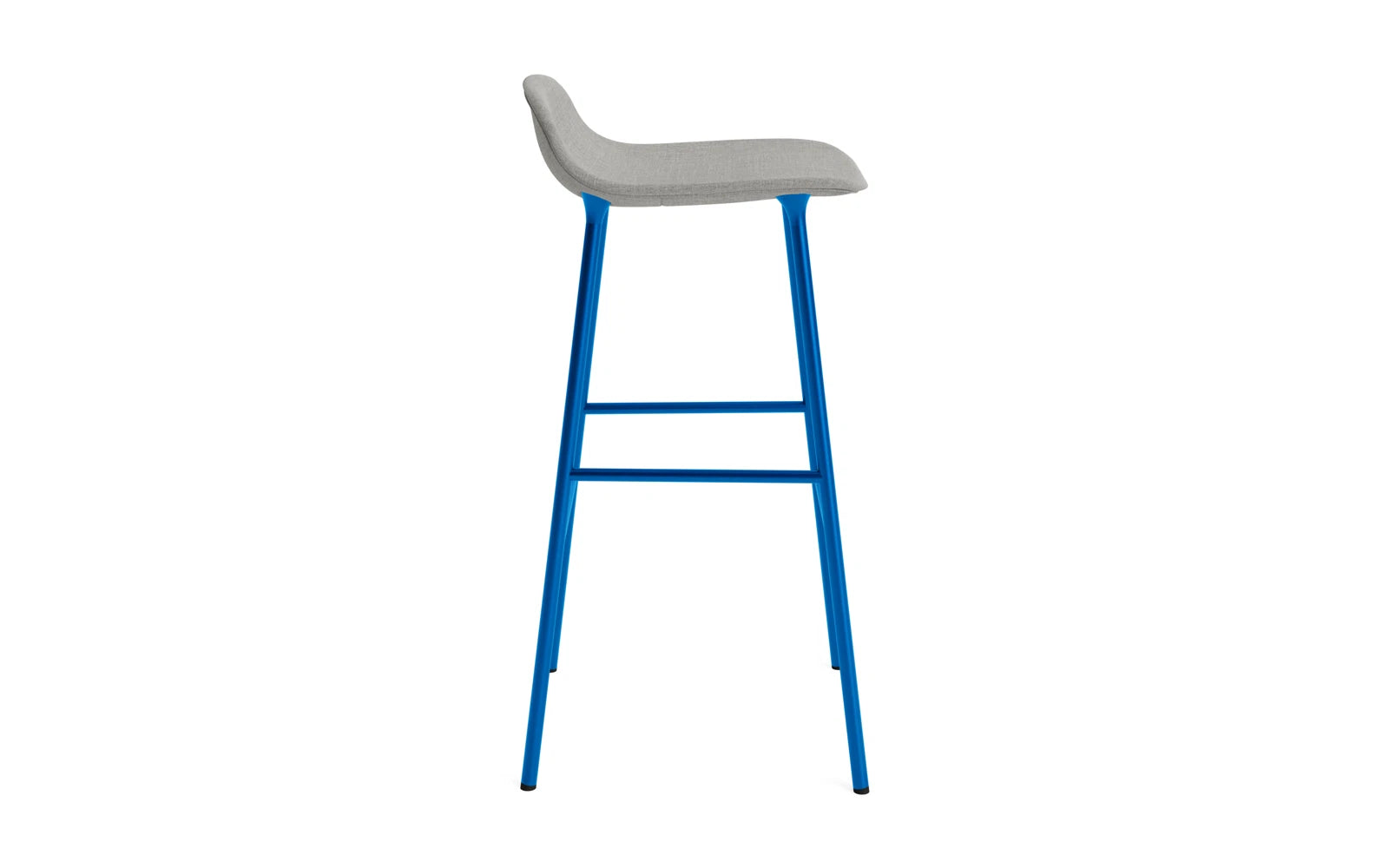 Entdecken Sie den Form Barstuhl 75 cm in leuchtendem Blau von Normann Copenhagen. Gepolstert und aus robustem Stahl, vereint er Stil und Komfort.