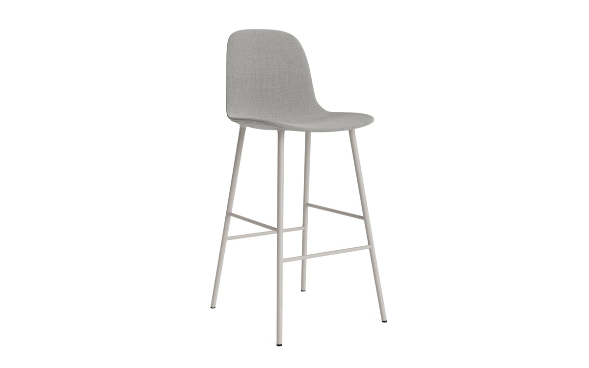 Form Barstuhl 75 cm gepolstert Warmes grau Stahl Remix in Remix 133 präsentiert im Onlineshop von KAQTU Design AG. Barstuhl ist von Normann Copenhagen