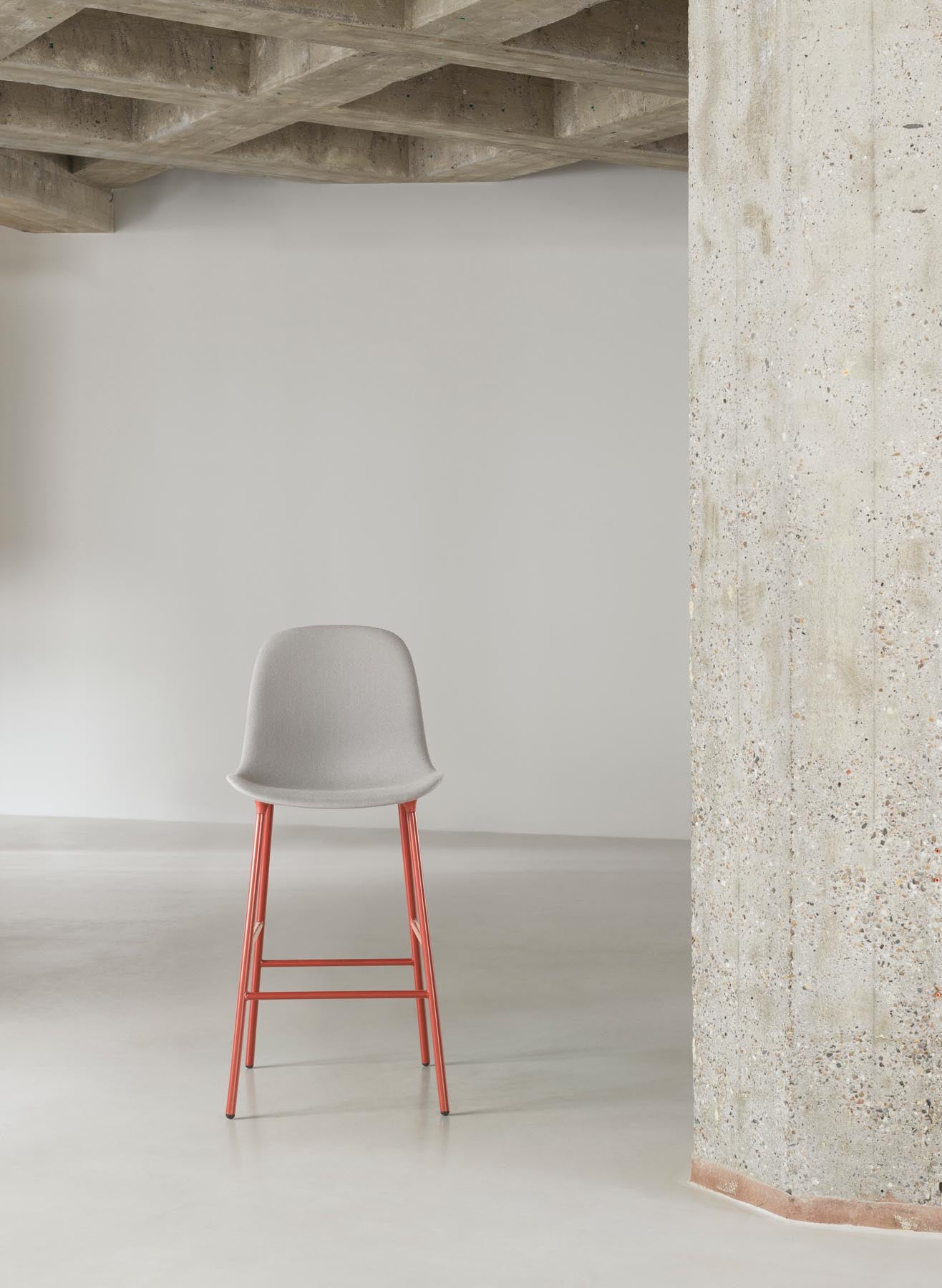 Genießen Sie den Form Barstuhl 75 cm gepolstert in stilvollem warmen Grau, der durch sein einzigartiges Design und hohen Komfort von Normann Copenhagen überzeugt.