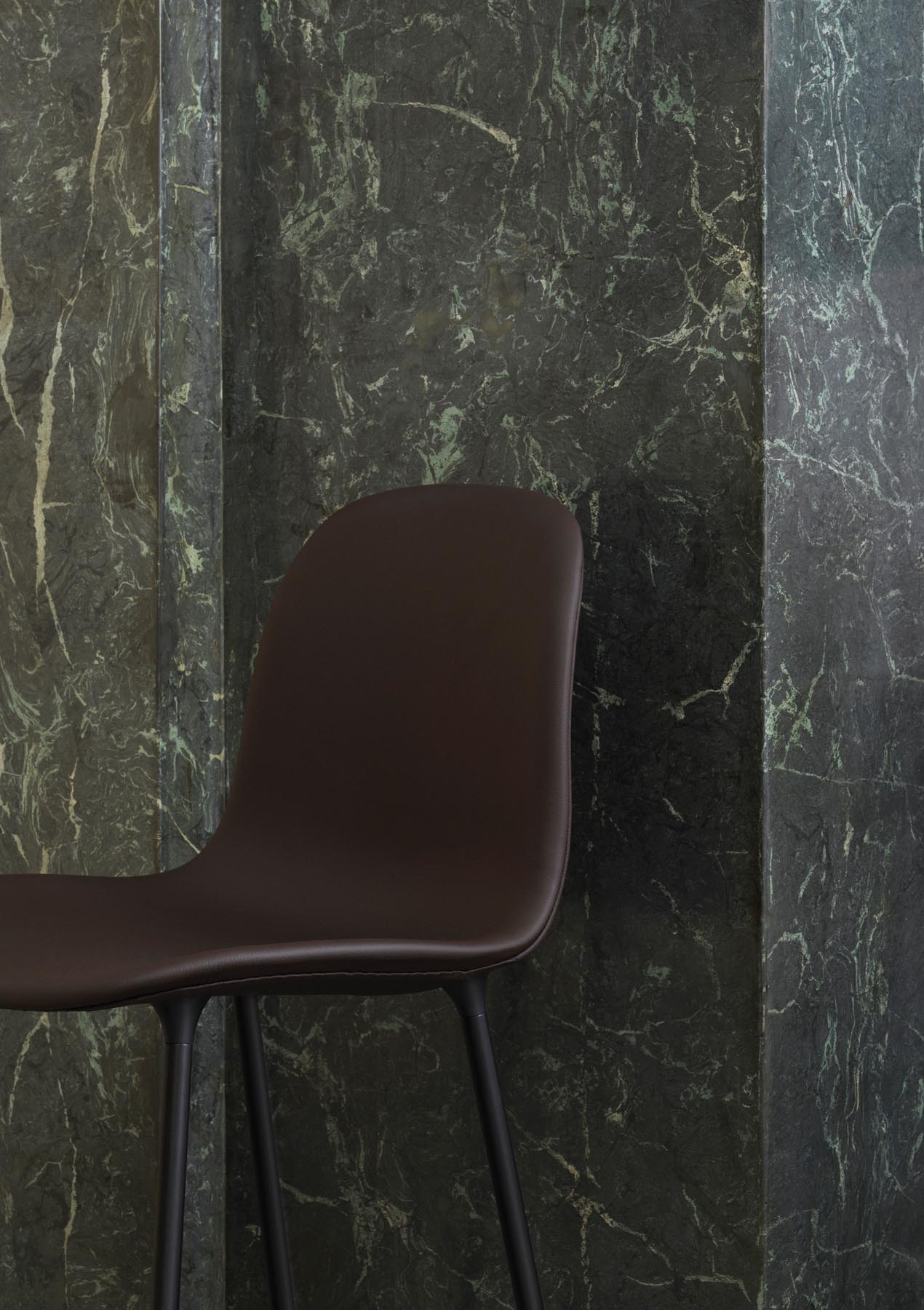 Erleben Sie den Form Barstuhl 75 cm in edlem Braun, gepolstert mit hochwertigem Hallingdal-Stoff von Normann Copenhagen – ein Design-Highlight für jeden Raum.