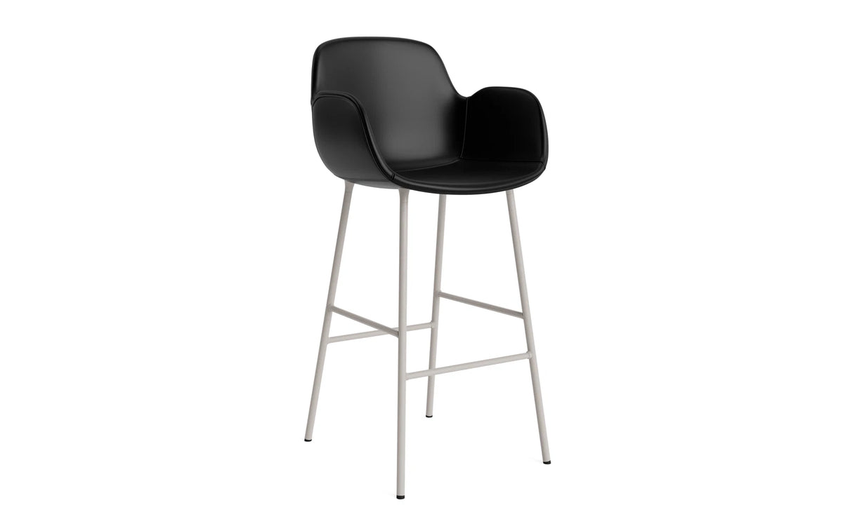 Form Barstuhl mit Armlehne 75 cm gepolstert Warmes grau Stahl/Ultra leder in Ultra 41599 präsentiert im Onlineshop von KAQTU Design AG. Barstuhl ist von Normann Copenhagen