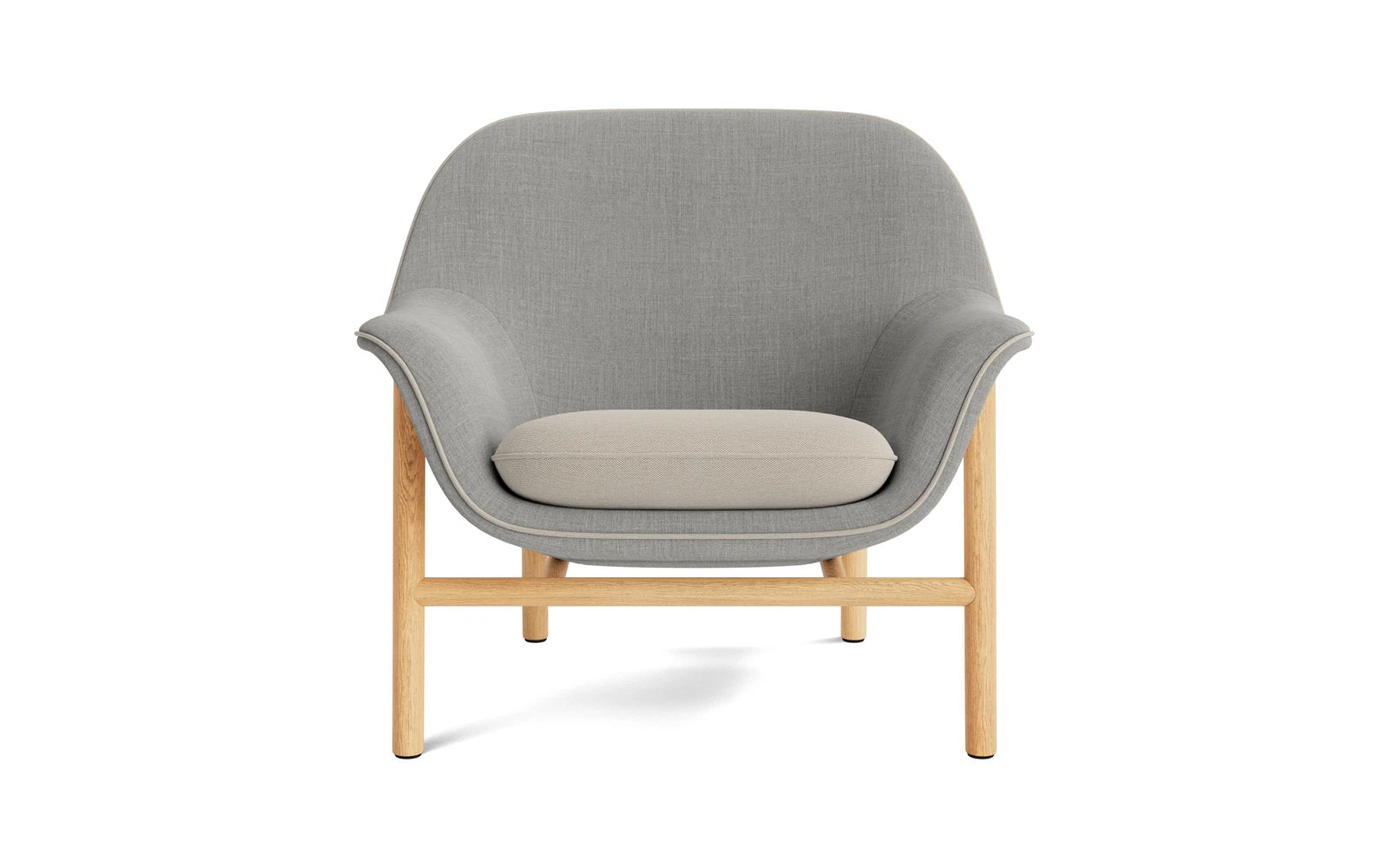 Entdecken Sie den Drape Lounge-Sessel niedrig Eiche Remix von Normann Copenhagen – ein stilvolles Designstück, das Komfort und Eleganz vereint.