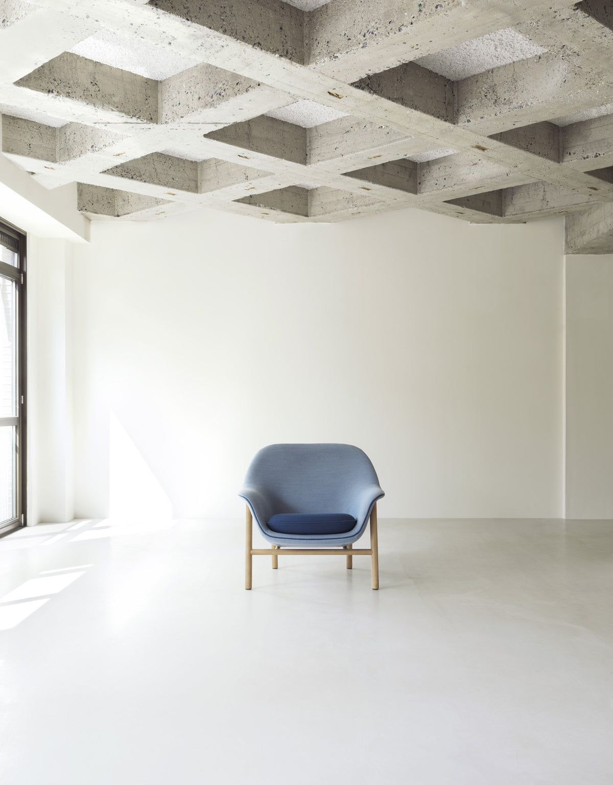 Drape Lounge-Sessel niedrig von Normann Copenhagen: gepolsterte Sitzschale aus PU-Schaum, Bezugsstoff Steelcut Trio, Beine aus lackierter Eiche.