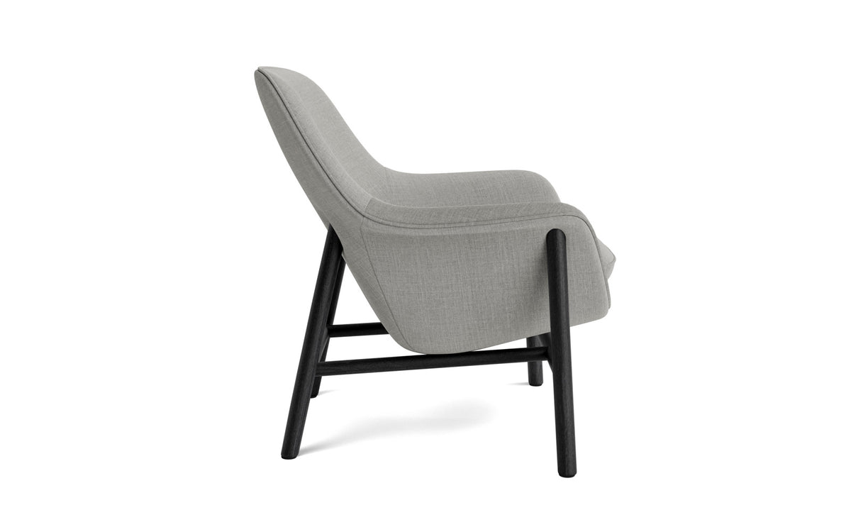 Drape Lounge-Sessel niedrig Schwarz Eiche Remix in Remix 133 präsentiert im Onlineshop von KAQTU Design AG. Sessel ist von Normann Copenhagen