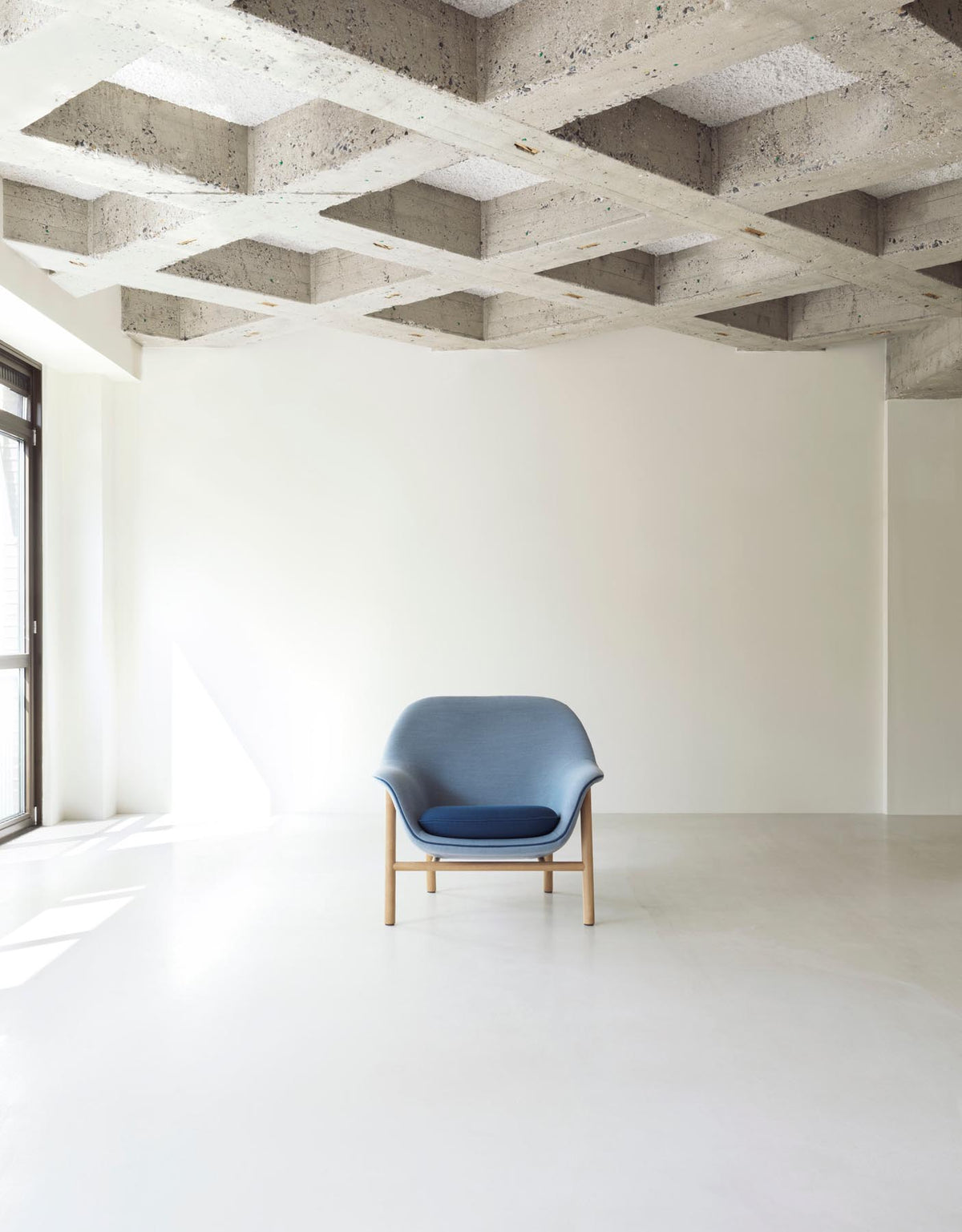 Drape Lounge-Sessel niedrig Schwarz Eiche Ultra in Ultra 41599 präsentiert im Onlineshop von KAQTU Design AG. Sessel ist von Normann Copenhagen