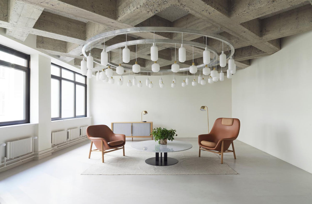 Drape Lounge-Sessel niedrig Schwarz Eiche Ultra in Ultra 41599 präsentiert im Onlineshop von KAQTU Design AG. Sessel ist von Normann Copenhagen