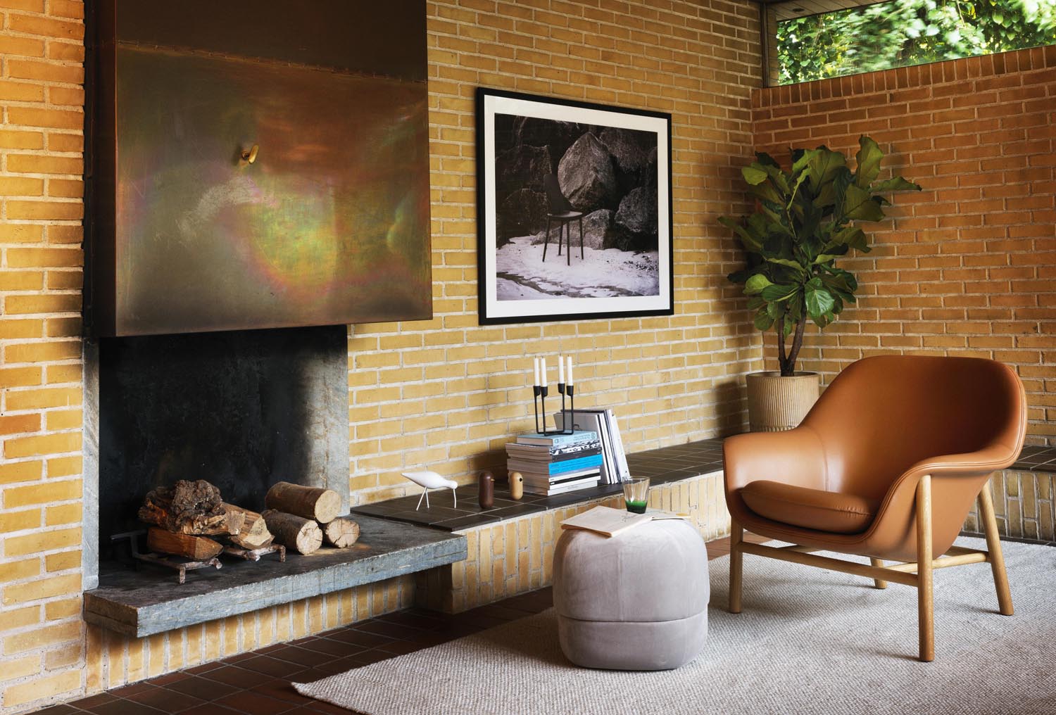 Genießen Sie den Drape Lounge-Sessel in elegantem Schwarz und Eiche Ultra – ein stilvolles Möbelstück, das Komfort und modernes Design vereint.