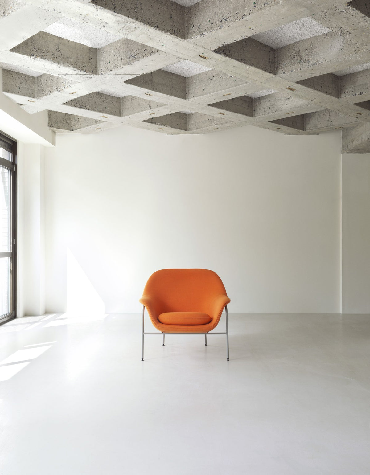 Drape Lounge-Sessel von Normann Copenhagen, niedrige Rückenlehne, Sitzschale aus PU-Schaum, Gestell aus pulverbeschichtetem Stahl, Bezug Braun.