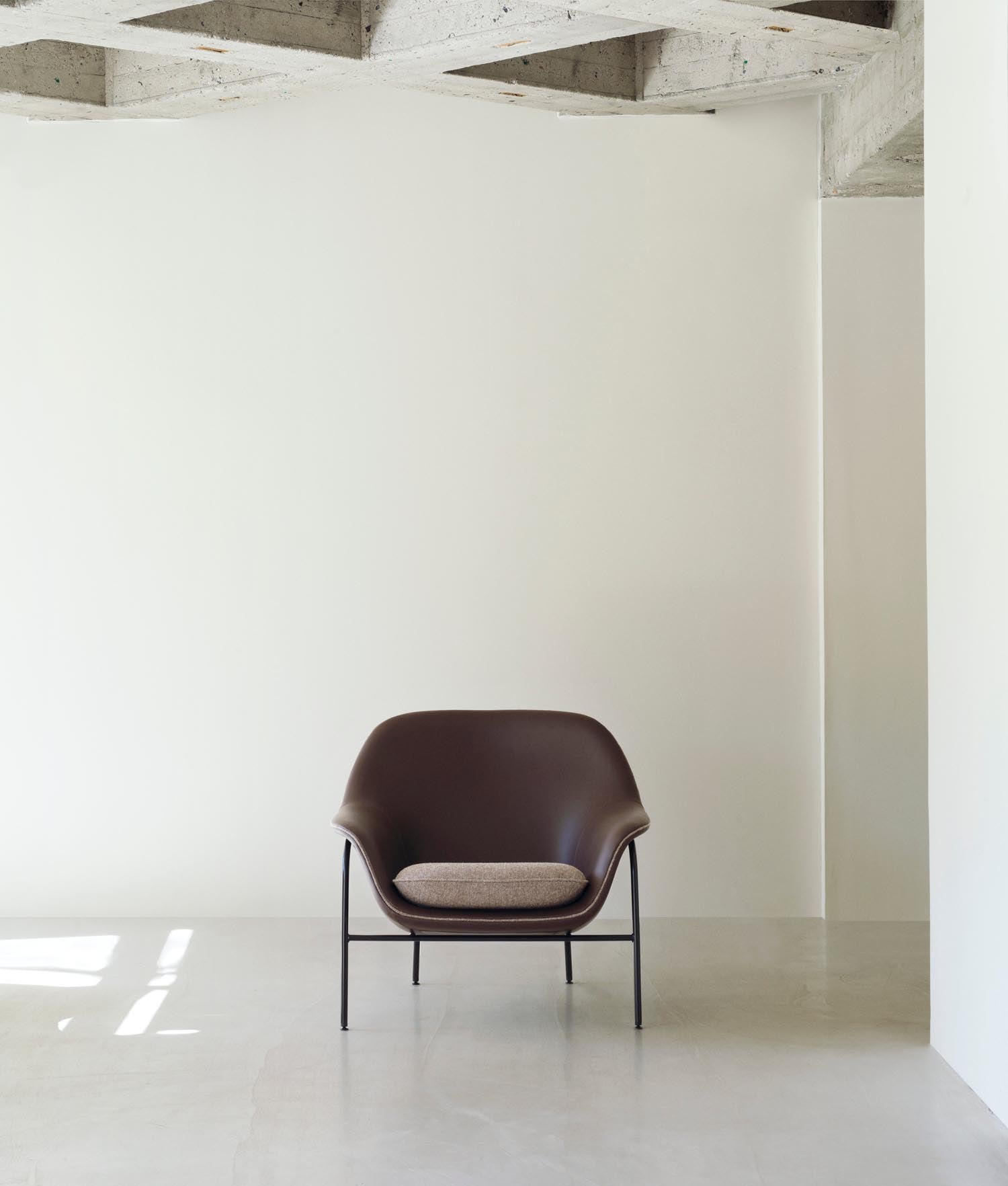 Der Drape Lounge-Sessel in Schwarz von Normann Copenhagen besticht durch seine sanften Kurven und individuelle Gestaltungsoptionen. Perfekt für jeden Raum.