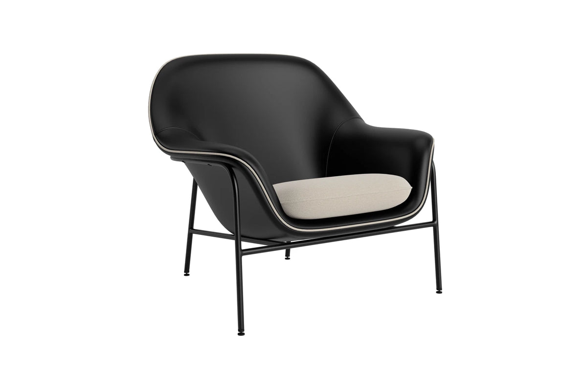 Drape Lounge-Sessel niedrig Schwarz stahl Ultra leder /Hallingdal in Ultra 41599 präsentiert im Onlineshop von KAQTU Design AG. Sessel mit Armlehnen ist von Normann Copenhagen