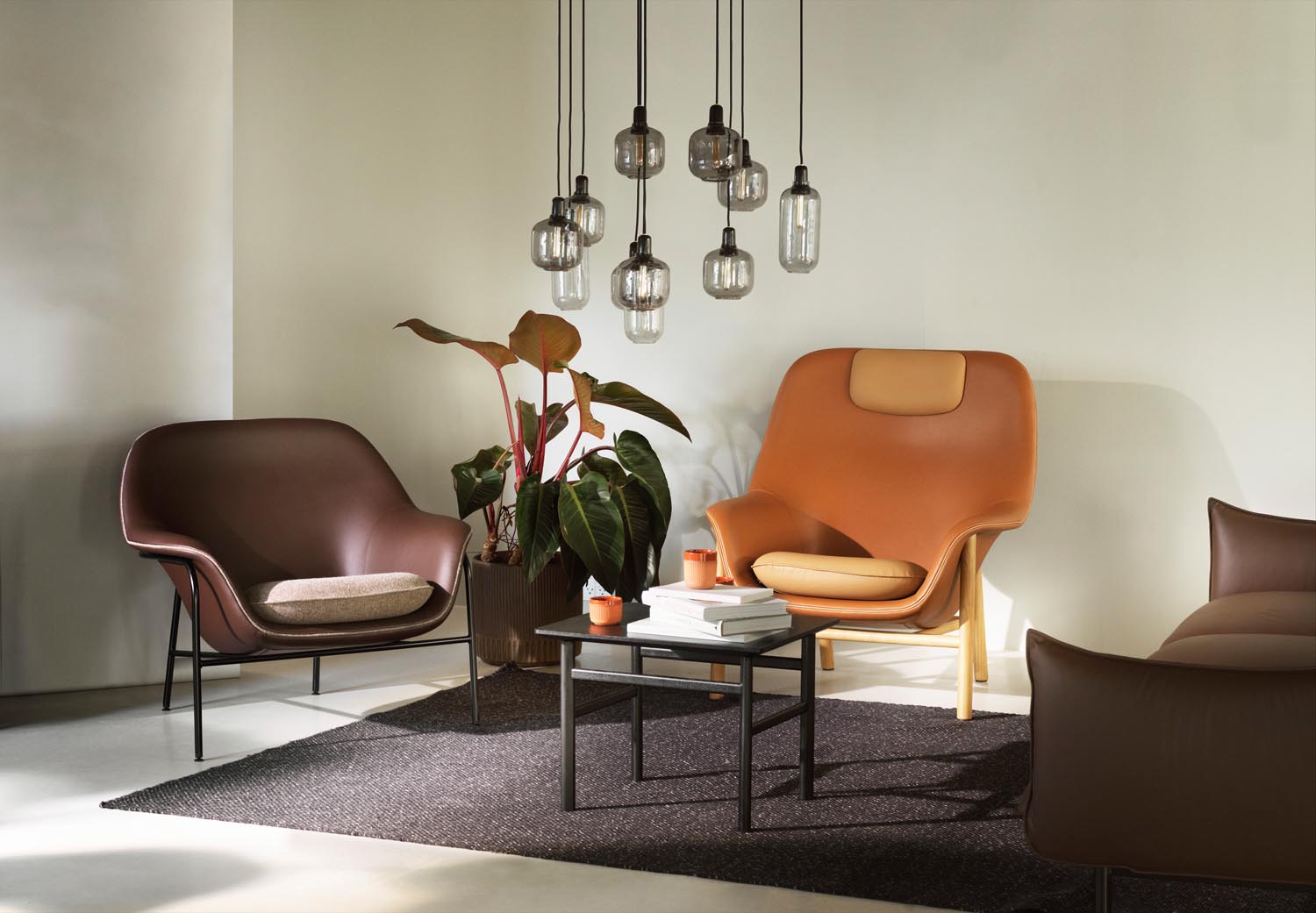 Erleben Sie den Drape Lounge-Sessel von Normann Copenhagen: zeitloses, niedriges Design in Schwarz, aus hochwertigem Ultra Leder und robustem Stahl gefertigt.