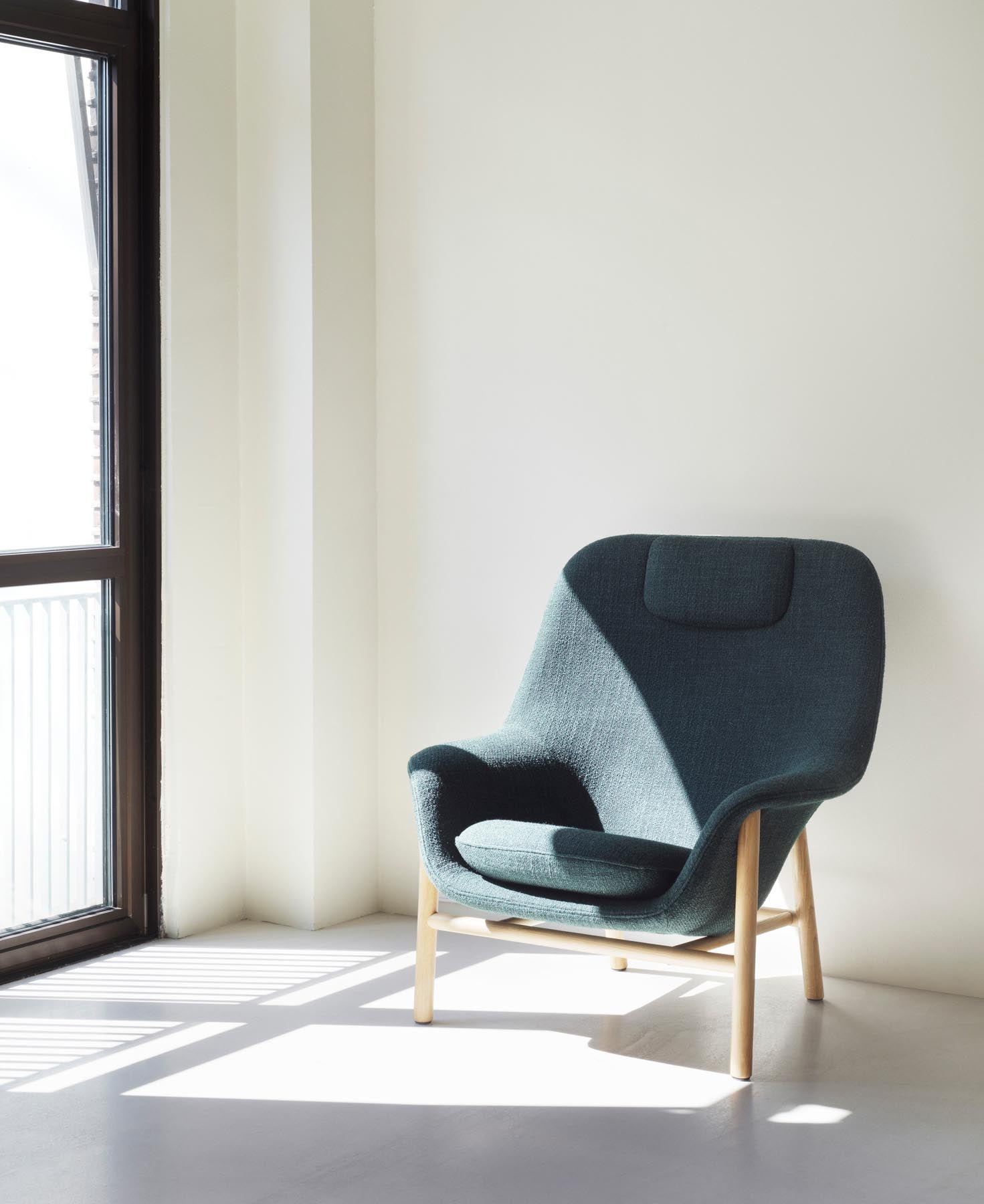 Erleben Sie den Drape Lounge-Sessel hoch Eiche Ultra von Normann Copenhagen – ein elegantes Design, das höchsten Komfort und nachhaltige Materialien kombiniert.