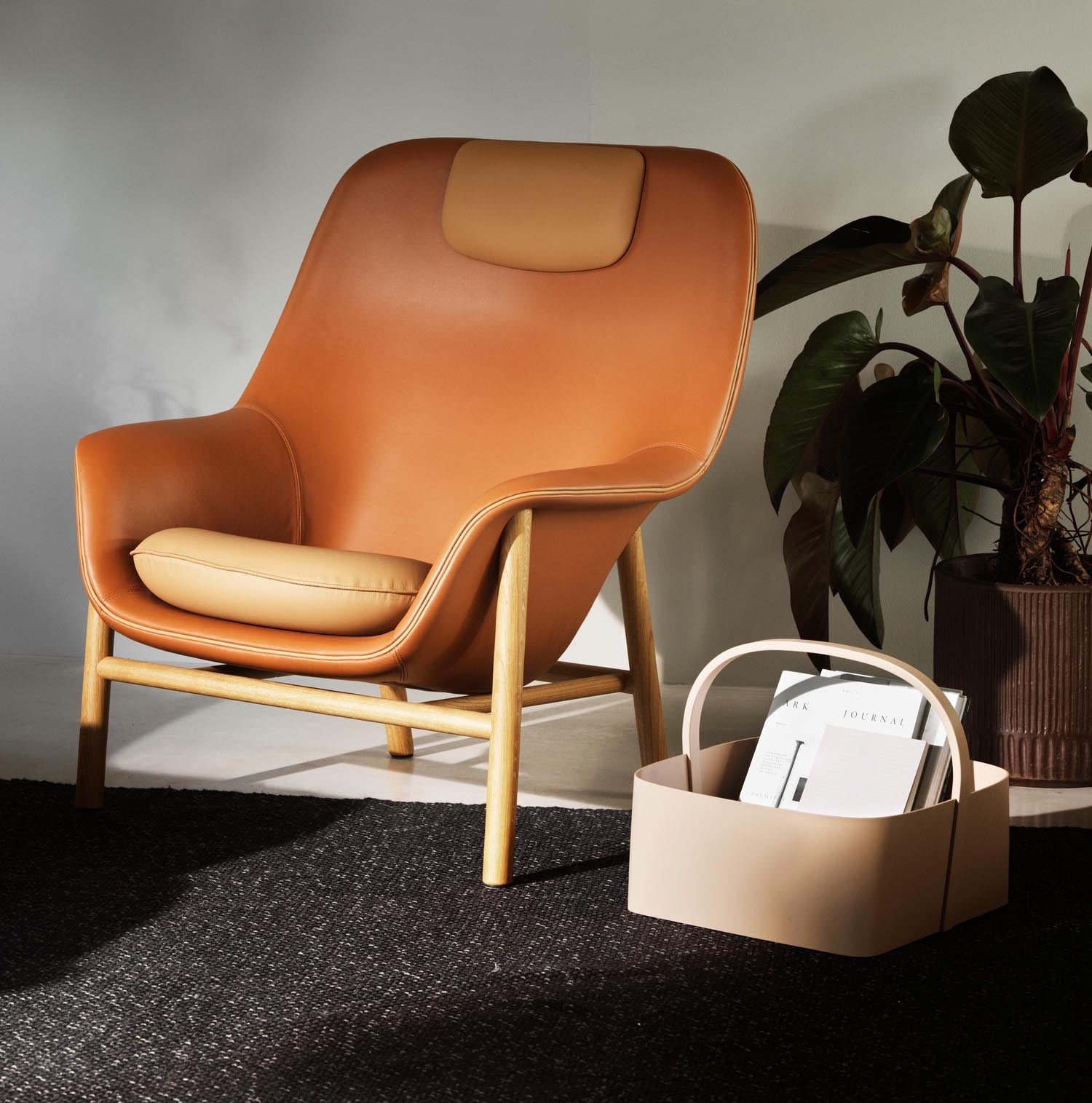 Erleben Sie den Drape Lounge-Sessel von Normann Copenhagen in edler schwarzer Eiche – ein harmonisches Zusammenspiel von Komfort und modernem Design.