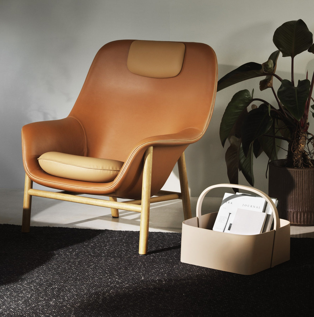 Drape Lounge-Sessel von Normann Copenhagen mit hoher Rückenlehne, orangem Bezugsstoff und Beinen aus schwarzer Eiche.