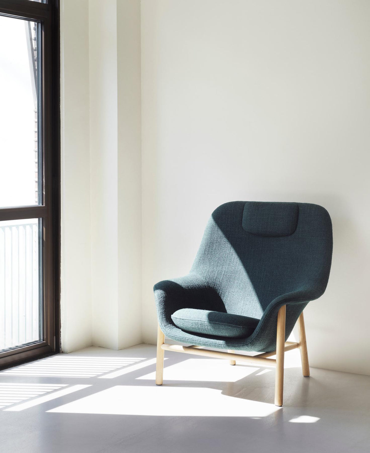 Drape Lounge-Sessel hoch schwarze Eiche Ultra in Ultra 41599 präsentiert im Onlineshop von KAQTU Design AG. Sessel ist von Normann Copenhagen