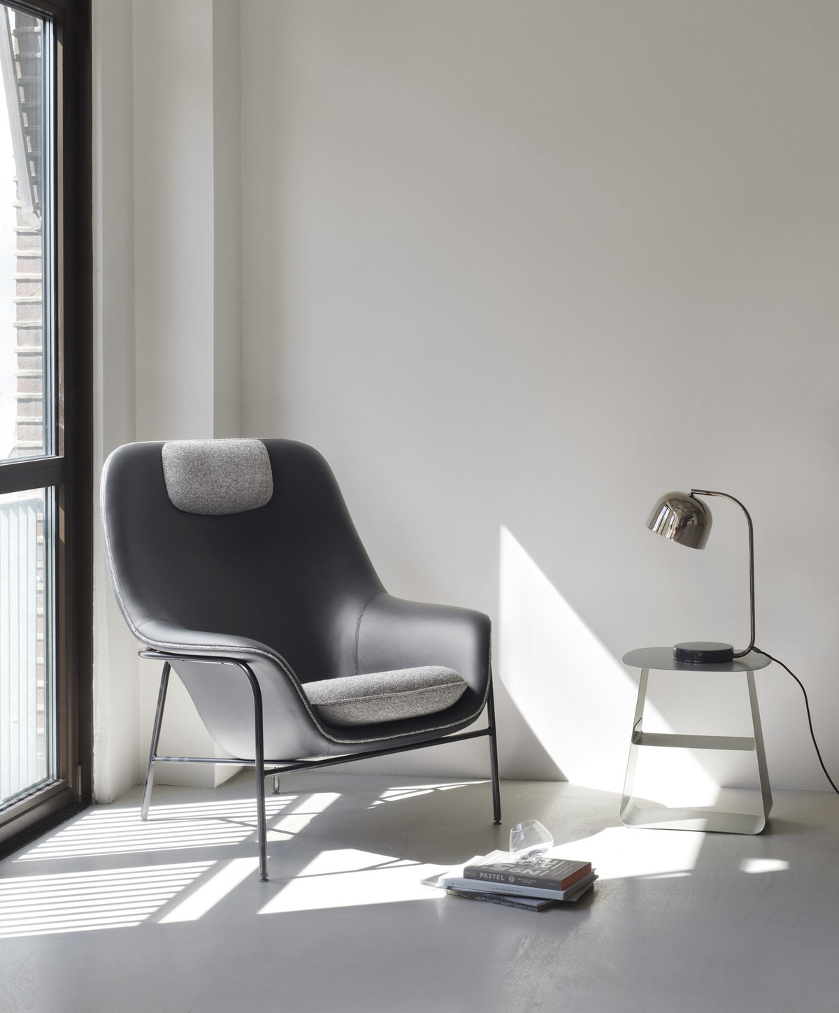 Drape Lounge-Sessel hoch in Grau von Normann Copenhagen mit Stahlgestell, geformter PU-Schaumschale und gepolstertem Sitz.
