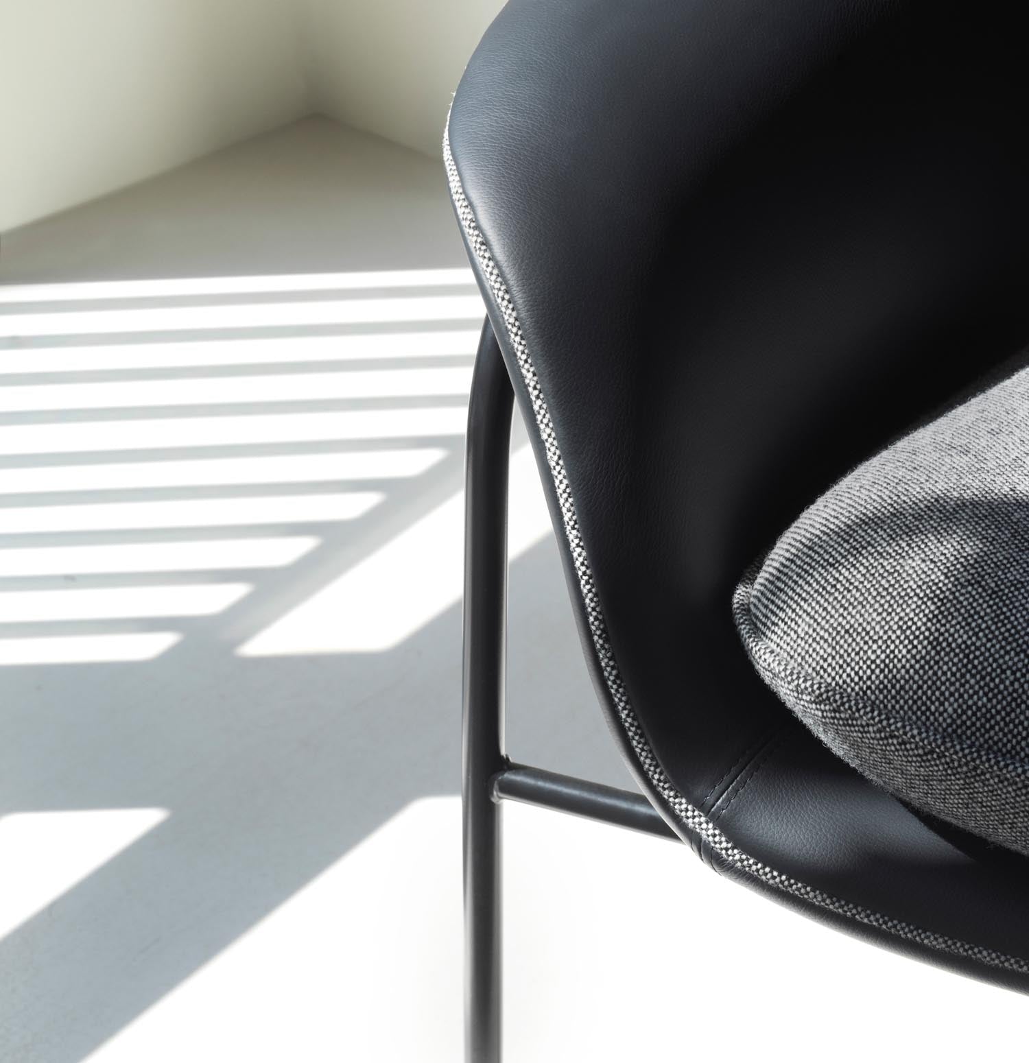 Genießen Sie den Drape Lounge-Sessel hoch in elegantem Schwarz von Normann Copenhagen. Perfekte Kombination aus Komfort, Stabilität und individuellem Design.