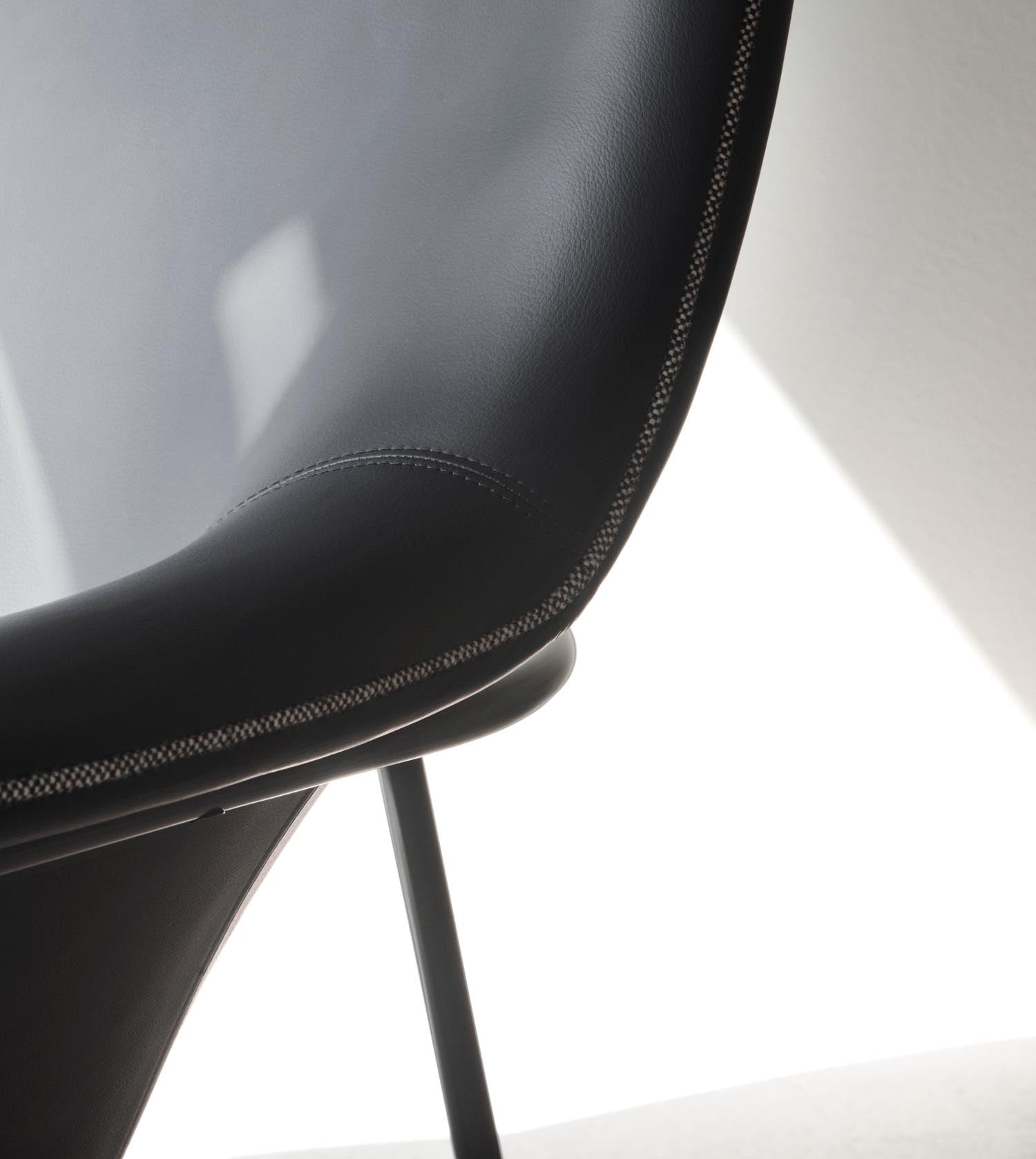 Erleben Sie den Drape Lounge-Sessel hoch in edlem Schwarz. Modernes Design trifft auf höchsten Sitzkomfort und umweltfreundliche Materialien.