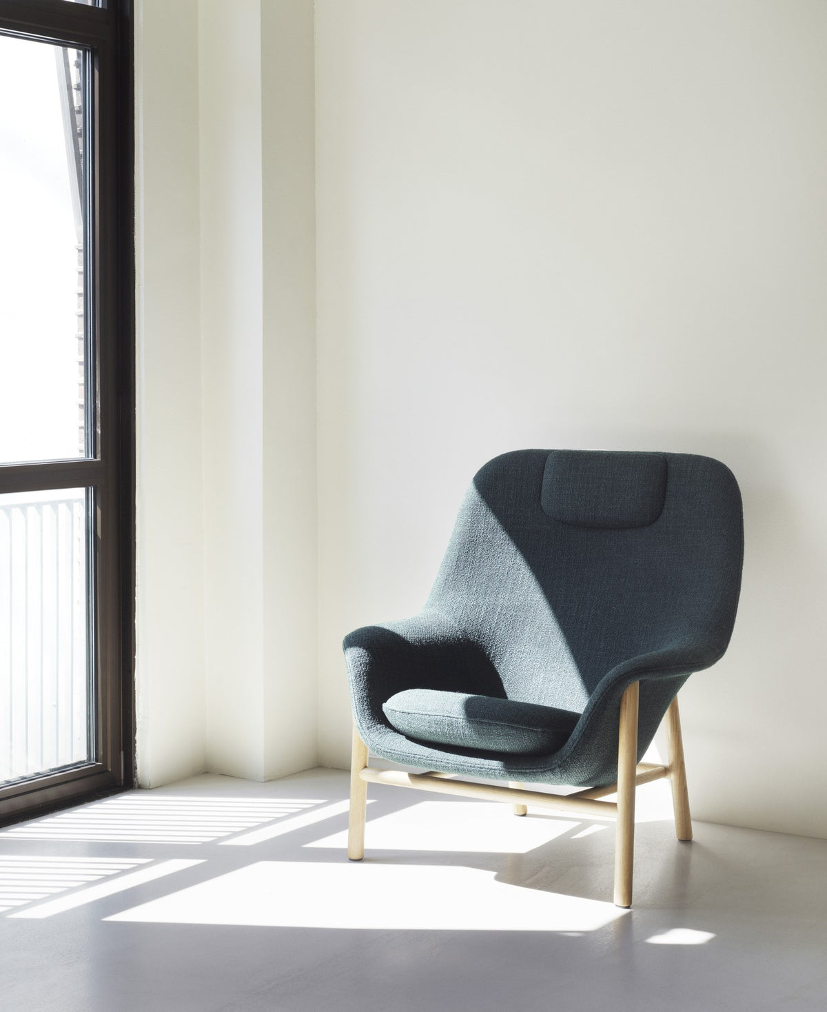 Drape Lounge-Sessel mit hoher Rückenlehne und Kopfstütze von Normann Copenhagen, Bezug Cognac, Beine aus schwarzer Eiche.