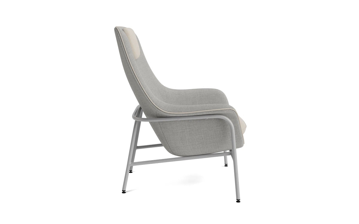 Drape Lounge-Sessel hoch mitt Kopfstütze grauem Stahl Remix in Remix 133 präsentiert im Onlineshop von KAQTU Design AG. Sessel ist von Normann Copenhagen