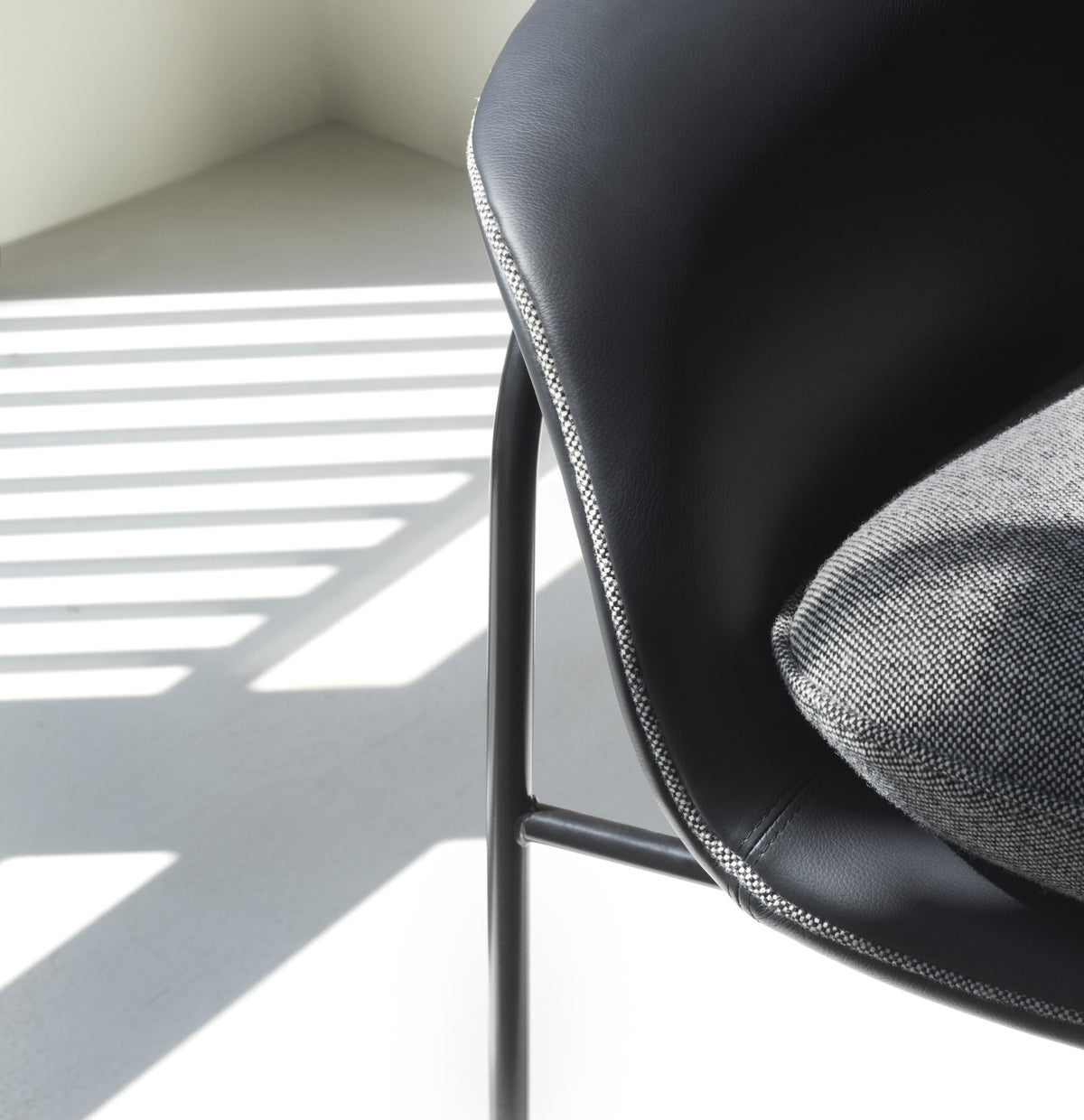 Drape Lounge-Sessel mit Kopfstütze von Normann Copenhagen in Grau, Stahlgestell, gepolsterte Sitzschale mit Paspelierung.