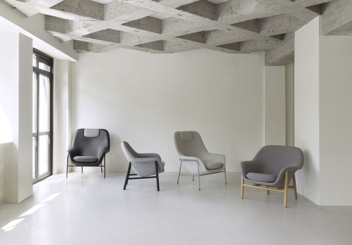 Drape Lounge-Sessel mit Kopfstütze von Normann Copenhagen in Grau, Stahlgestell, gepolsterte Sitzschale mit Paspelierung.