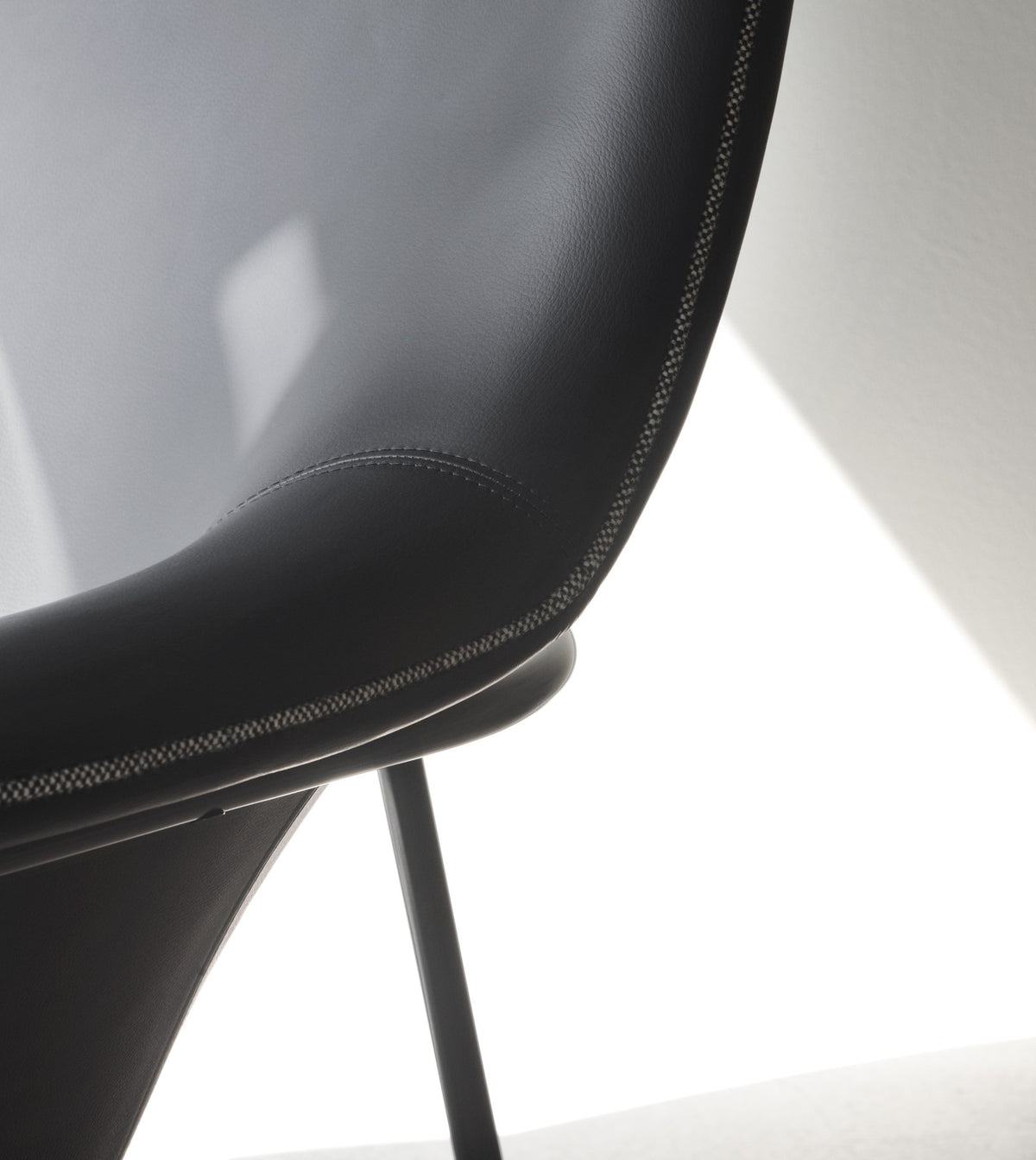 Drape Lounge-Sessel mit Kopfstütze von Normann Copenhagen in Grau, Stahlgestell, gepolsterte Sitzschale mit Paspelierung.