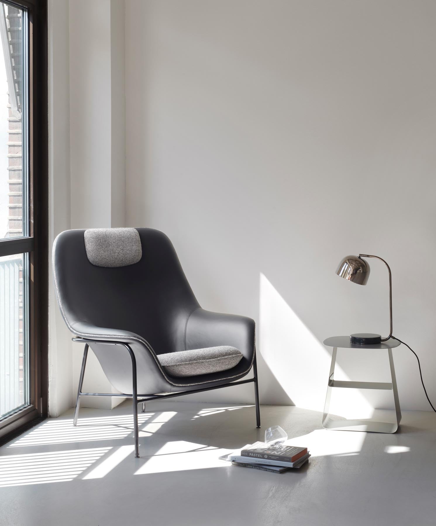 Entdecken Sie den Drape Lounge-Sessel Hoch mit Kopfstütze von Normann Copenhagen – stilvolles Design, exzellente Verarbeitung und individueller Komfort vereint.