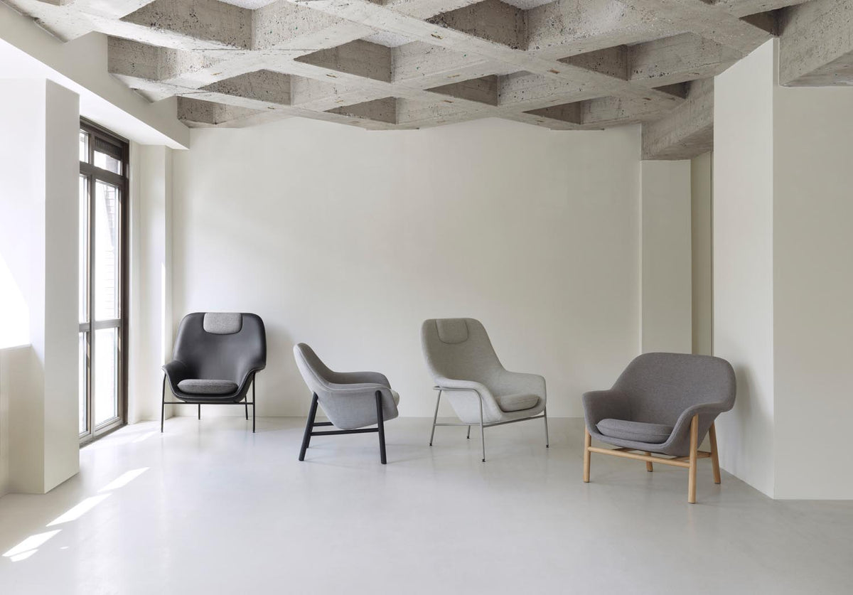Drape Lounge Sessel Hoch mit Kopfstütze in Ultra 41599 präsentiert im Onlineshop von KAQTU Design AG. Sessel mit Armlehnen ist von Normann Copenhagen