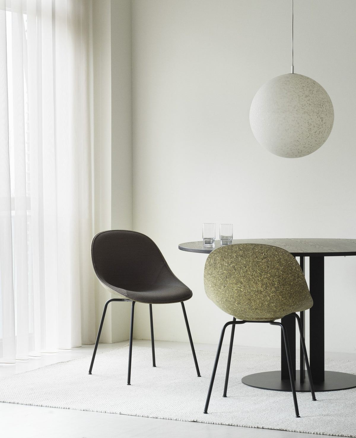 Stuhl Mat von Normann Copenhagen mit cremefarbener Sitzschale aus Hanffasern und Seegras, montiert auf vier lackierten Stahlbeinen.