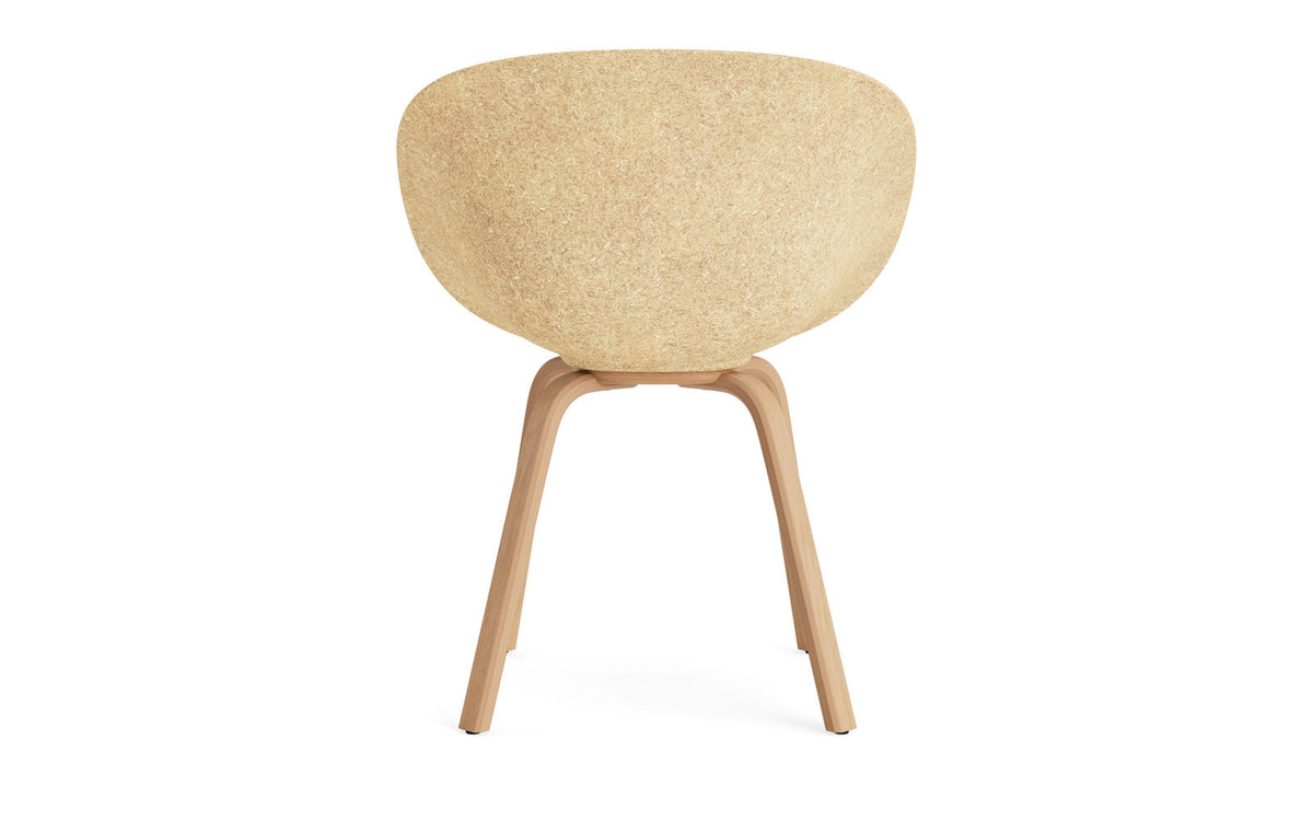 Mat Lehnstuhl Frontpolster Hanffasern Buchenholz in Hallingdal 110 präsentiert im Onlineshop von KAQTU Design AG. Stuhl mit Armlehne ist von Normann Copenhagen