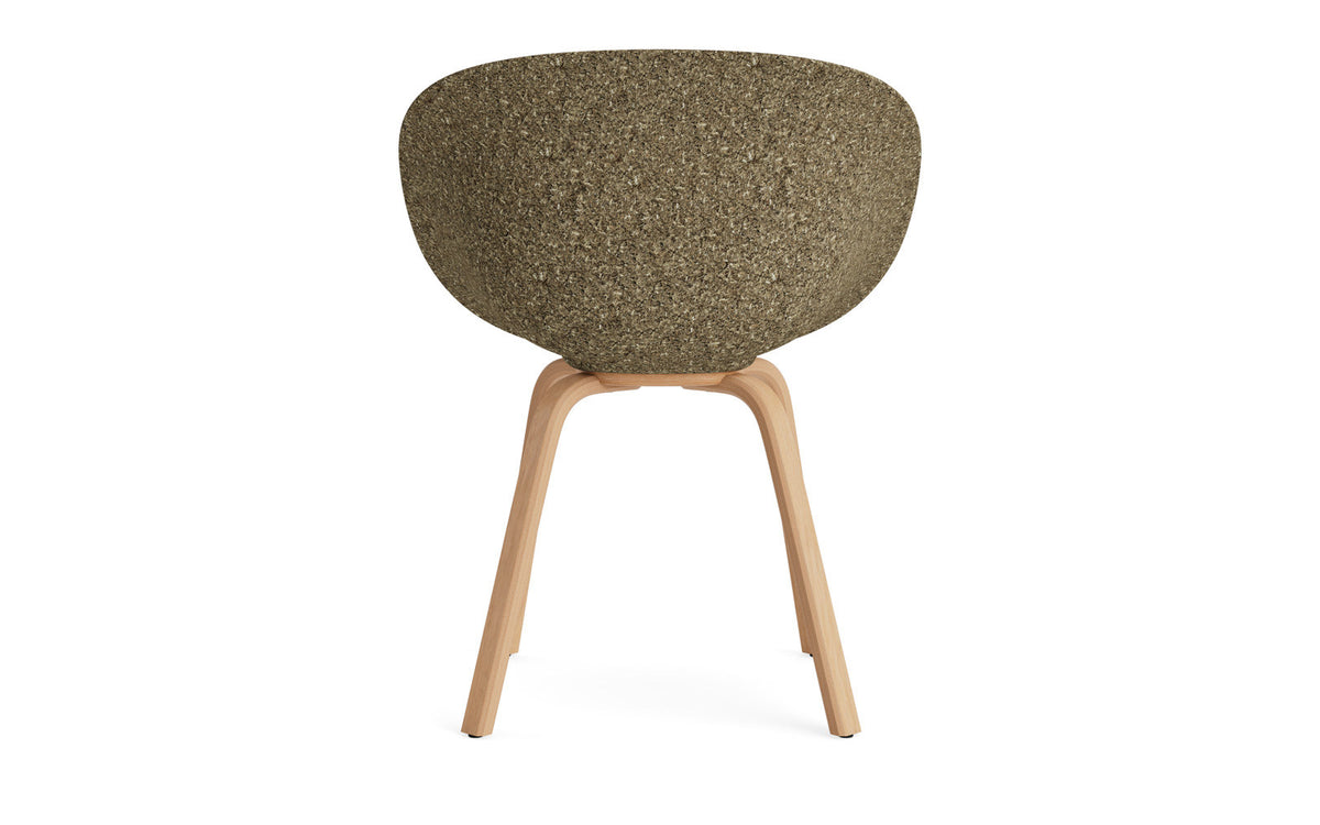 Mat Lehnstuhl Frontpolster Seegras Buchenholz in Remix 133 präsentiert im Onlineshop von KAQTU Design AG. Stuhl mit Armlehne ist von Normann Copenhagen