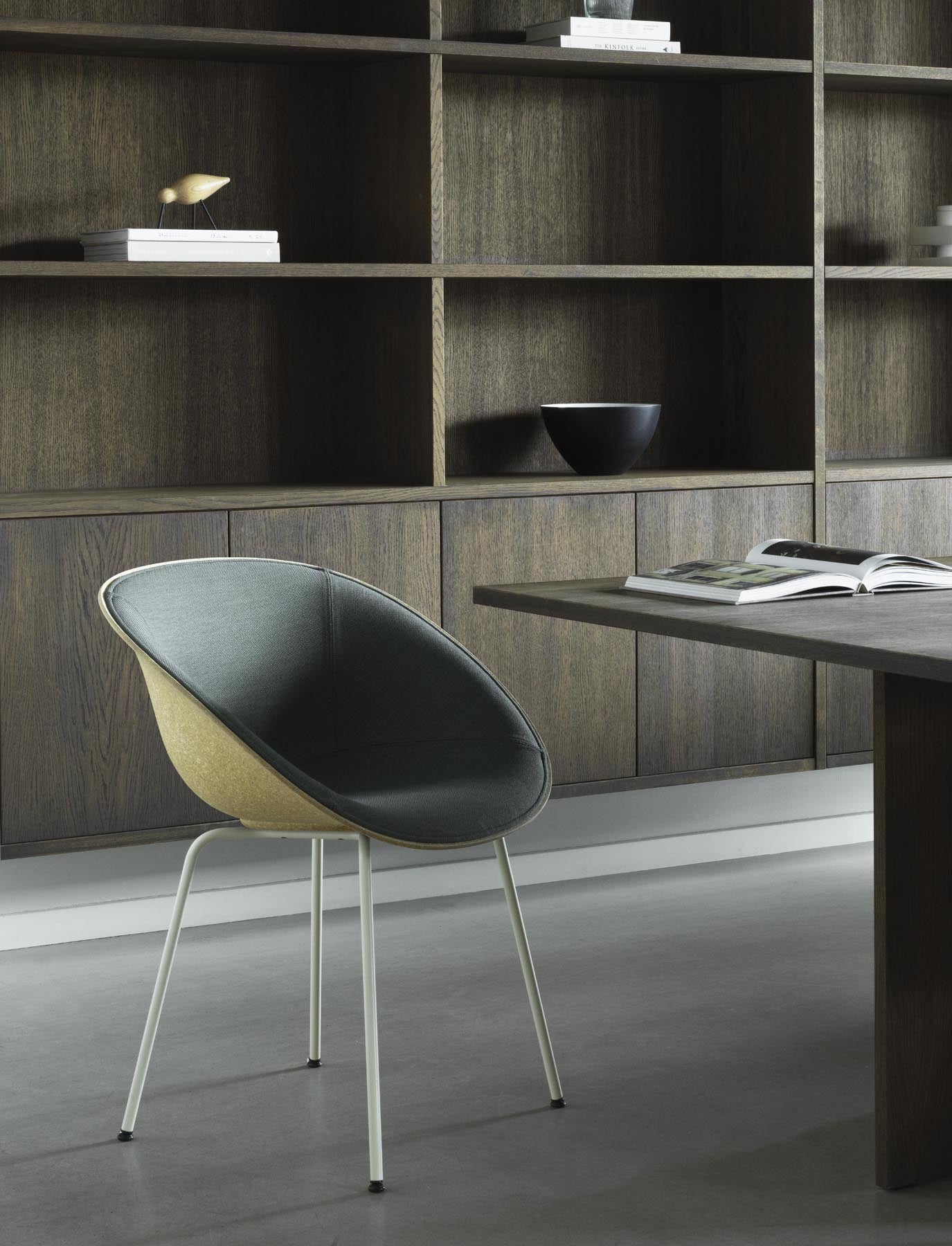 Erleben Sie den Mat Lehnstuhl von Normann Copenhagen: Stilvoll in Creme, umweltfreundlich aus Hanf und langlebig durch Stahl. Perfekt für Ihr Zuhause!