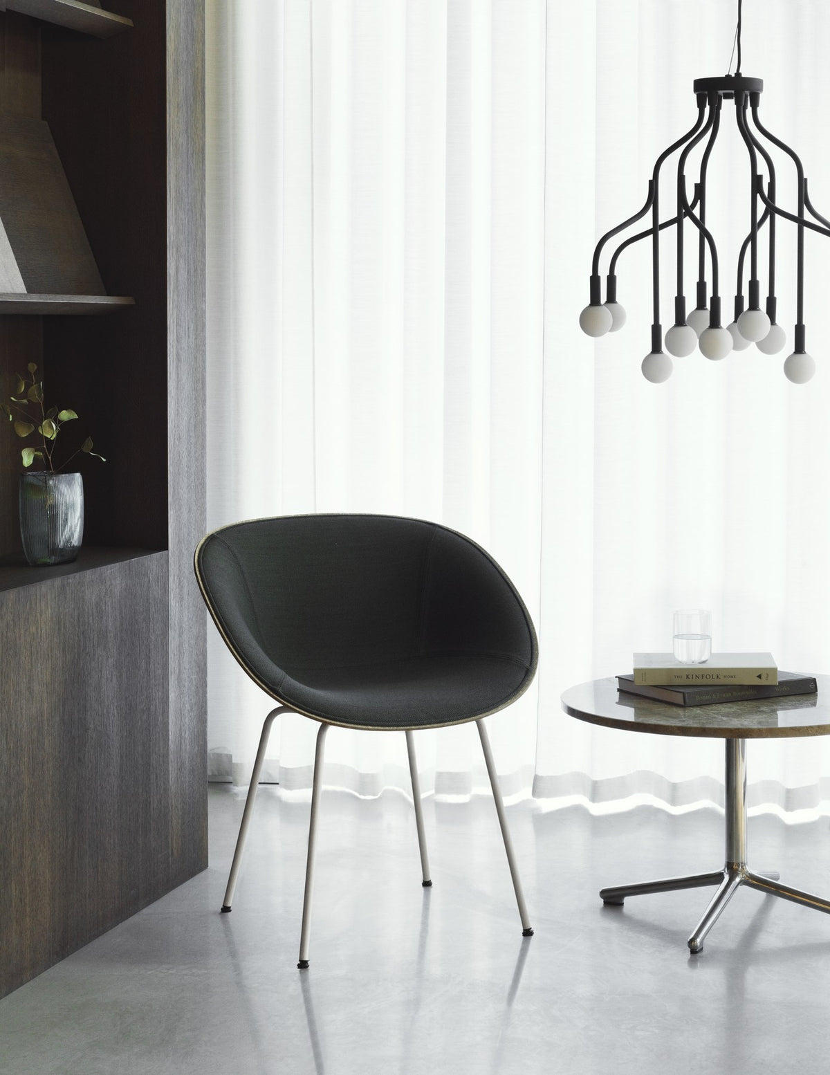 Mat Lehnstuhl von Normann Copenhagen mit cremefarbener Sitzschale aus Hanffasern und Armlehnen auf lackiertem Stahlgestell