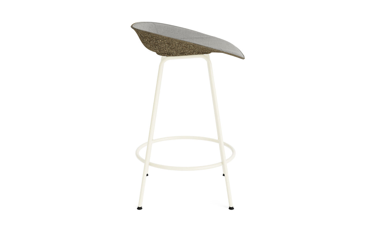 Mat Barstuhl 65 cm Frontpolster Seegras creme Stahl in Remix 133 präsentiert im Onlineshop von KAQTU Design AG. Barstuhl ist von Normann Copenhagen