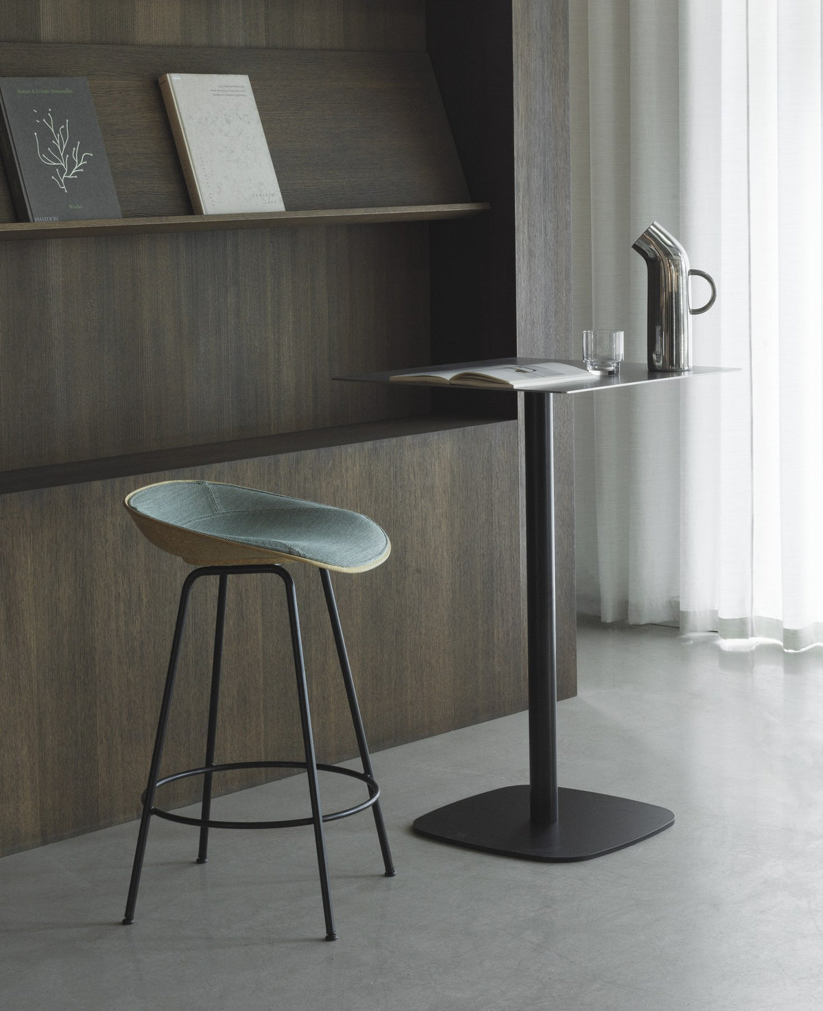 Barstuhl Mat von Normann Copenhagen mit cremefarbener Sitzschale aus Hanffasern und Seegras auf vierbeinigem, lackiertem Stahlgestell, Sitzhöhe 65 cm.