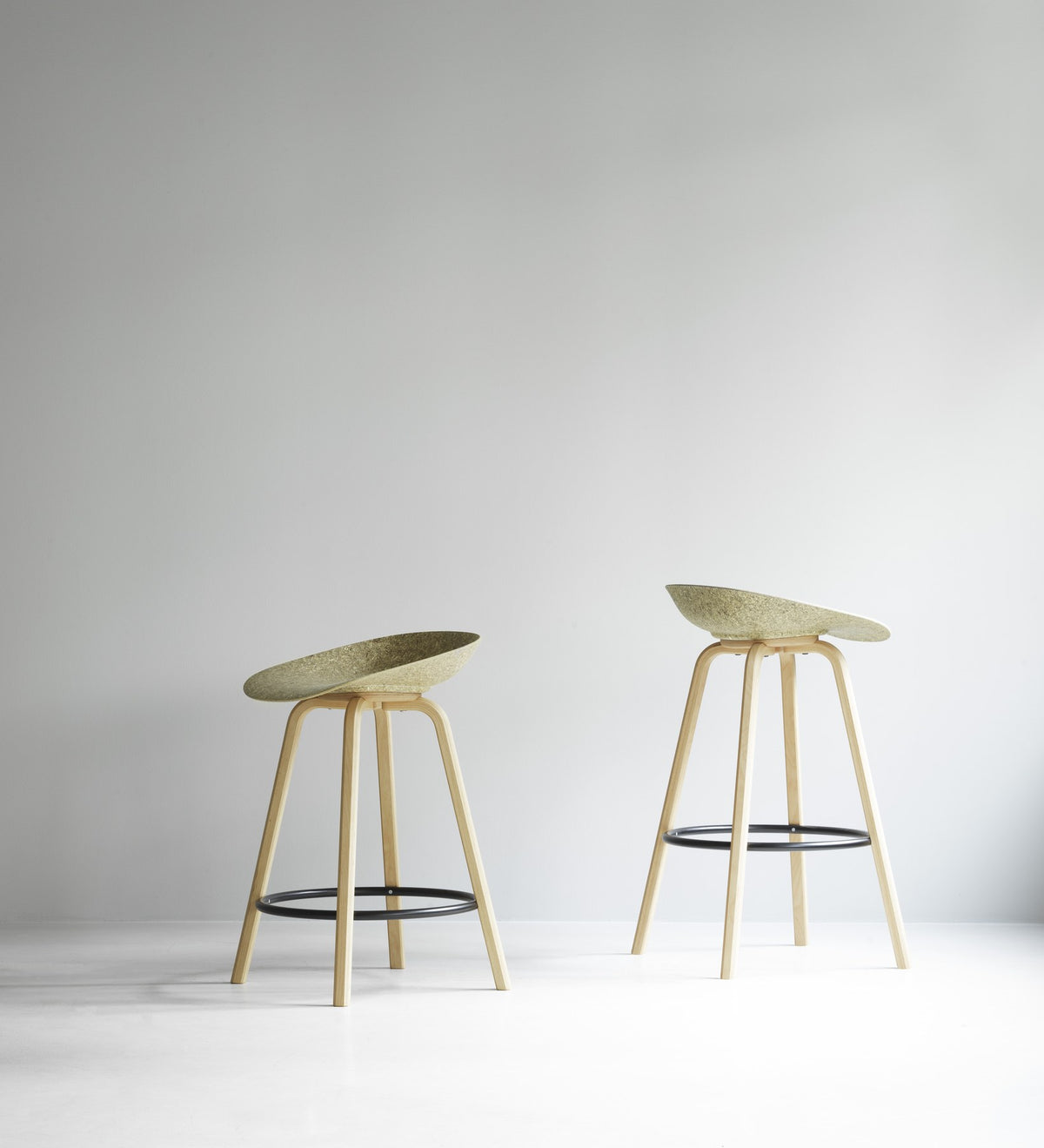 Barstuhl Mat von Normann Copenhagen mit Sitzschale aus Seegras und Hanf, Gestell aus Buchenholz und schwarzer Fussstütze, Sitzhöhe 75 cm.