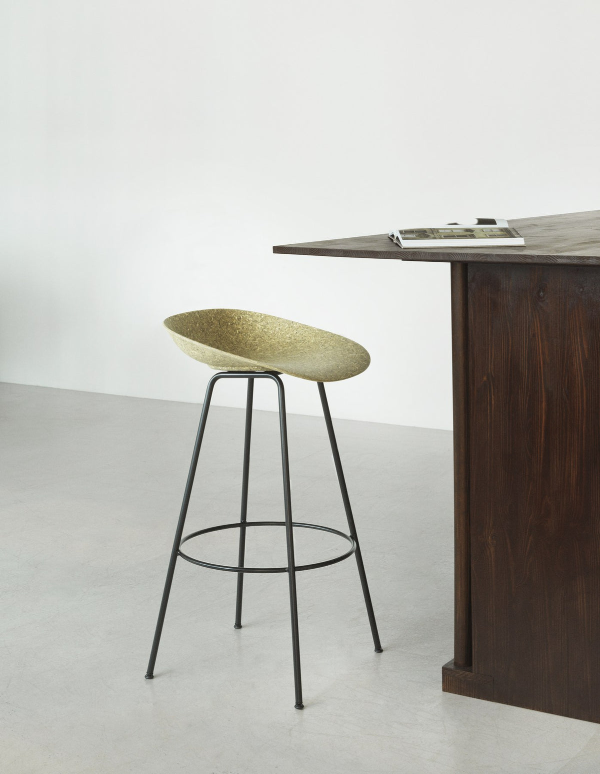 Barstuhl Mat von Normann Copenhagen mit beiger Sitzschale aus Hanf- und Seegrasfasern, Gestell aus lackiertem Stahl, Sitzhöhe 75 cm.
